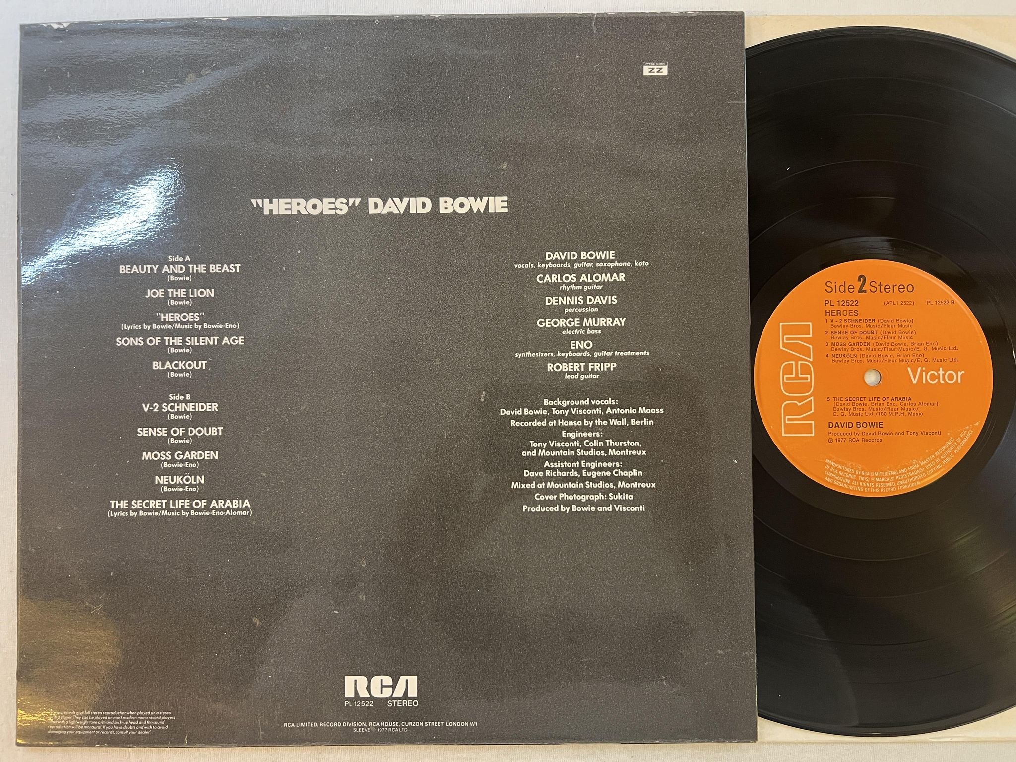 Omslagsbild för skivan DAVID BOWIE heroes LP -77 UK RCA PL 12522 w/ insert