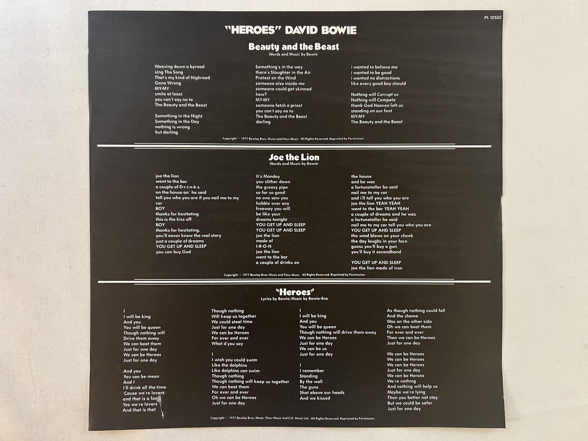 Omslagsbild för skivan DAVID BOWIE heroes LP -77 UK RCA PL 12522 w/ insert