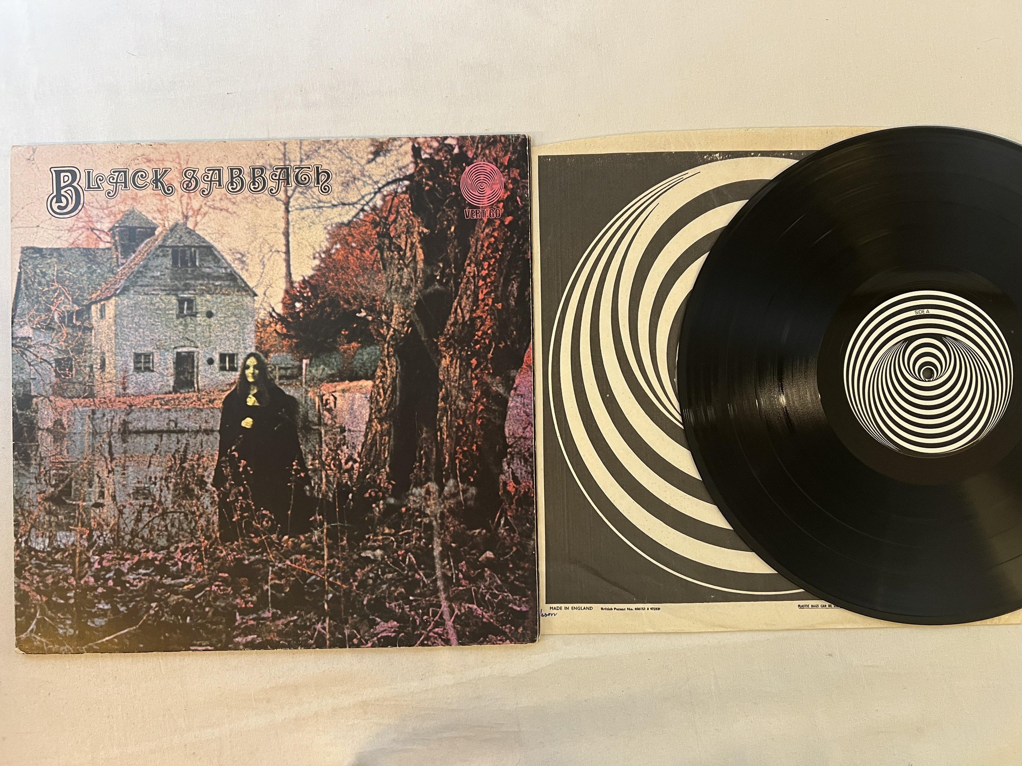 Omslagsbild för skivan BLACK SABBATH s/t LP re UK VERTIGO 847 903 VTY