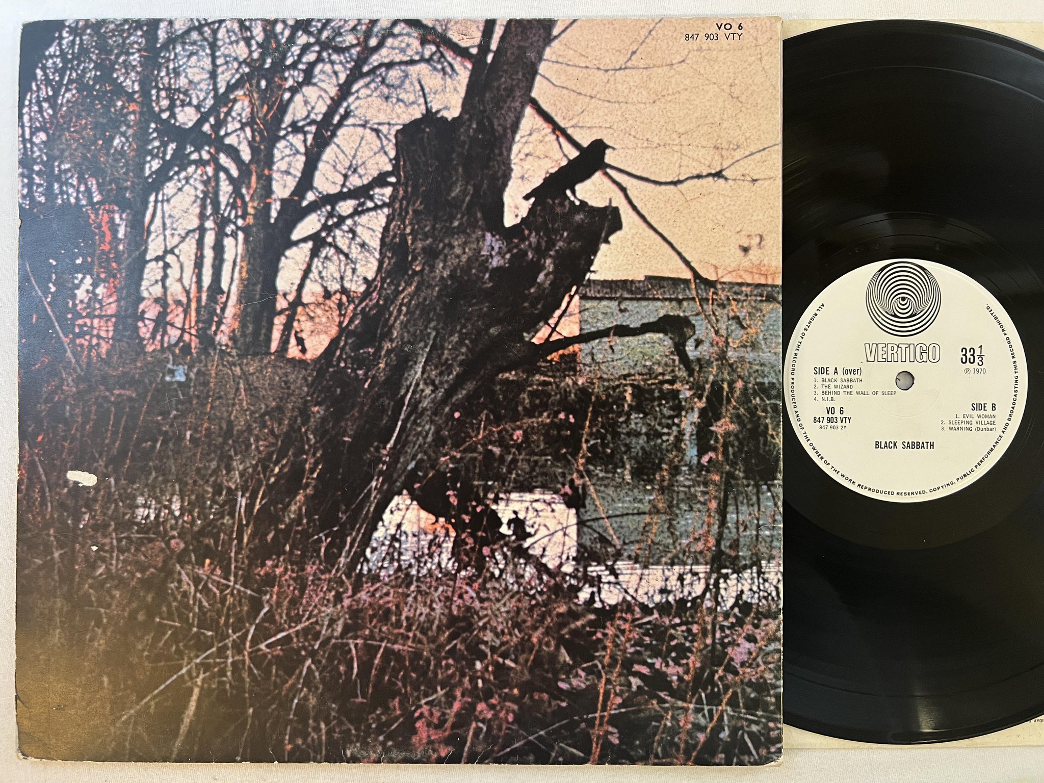 Omslagsbild för skivan BLACK SABBATH s/t LP re UK VERTIGO 847 903 VTY