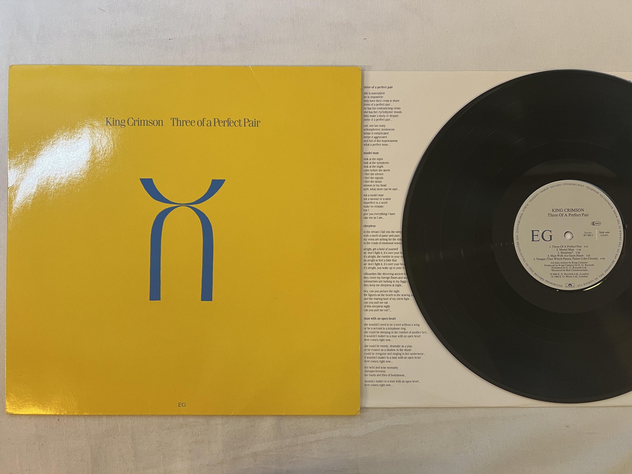 Omslagsbild för skivan KING CRIMSON three of a perfect pair LP -84 Ger EG 817 882-1