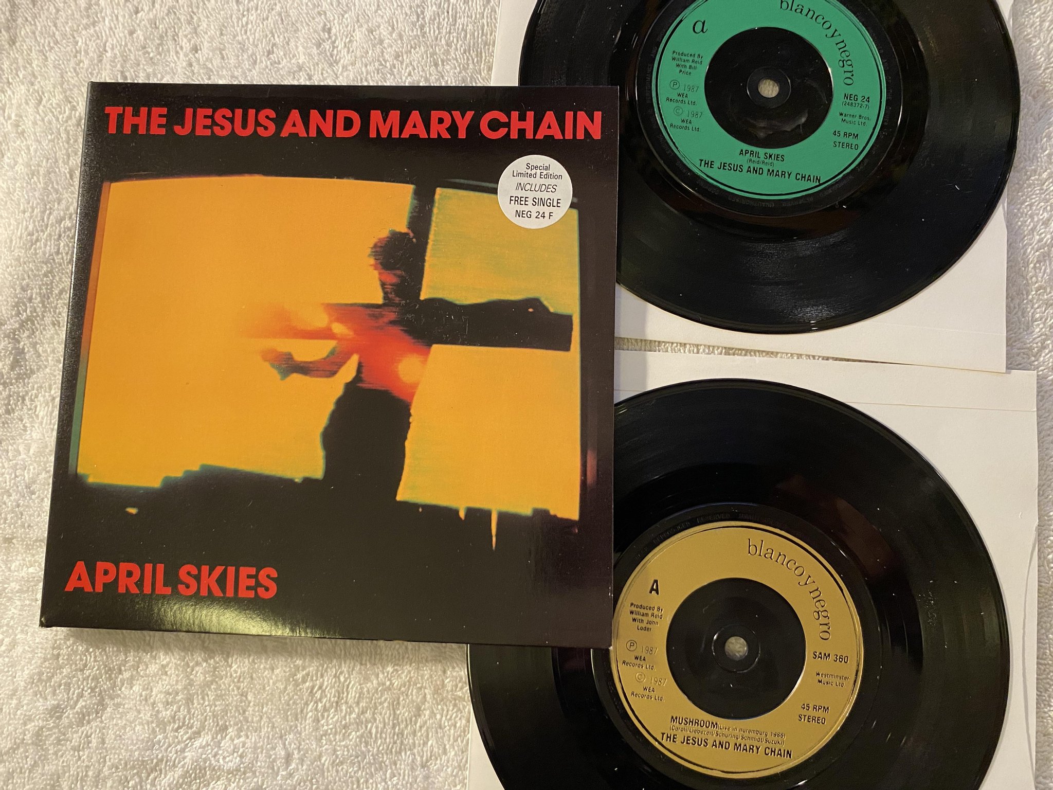 Omslagsbild för skivan THE JESUS & MARY CHAIN April Skies 2x7" -87 UK BLANCO Y NEGRO SAM 360