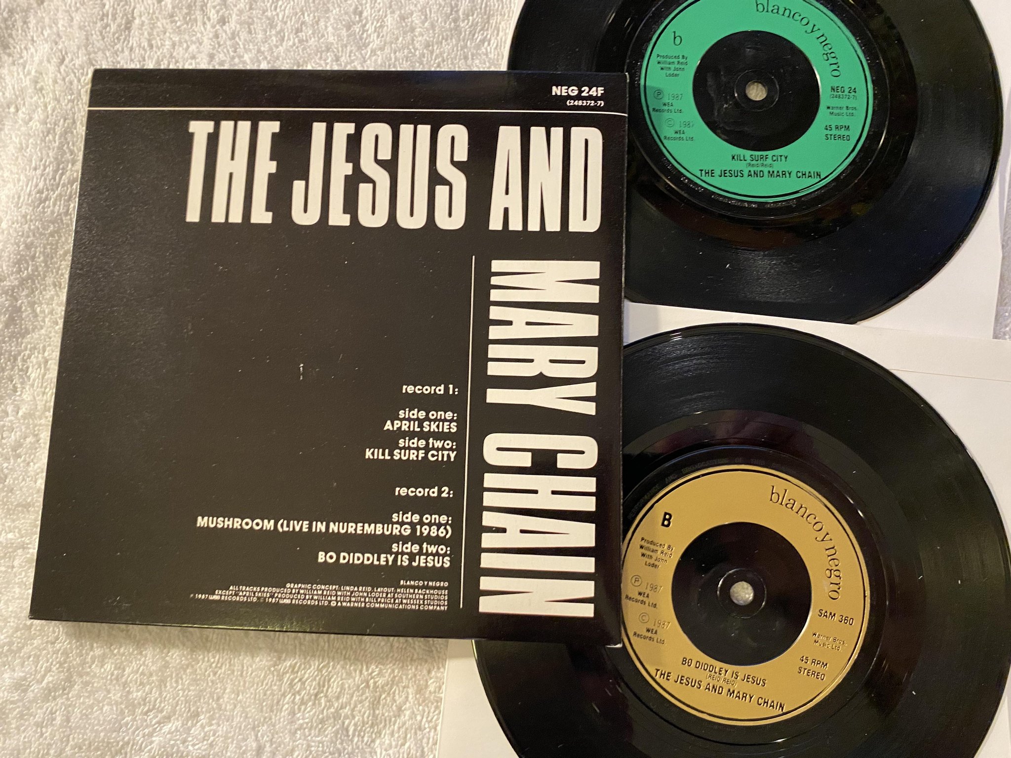 Omslagsbild för skivan THE JESUS & MARY CHAIN April Skies 2x7" -87 UK BLANCO Y NEGRO SAM 360