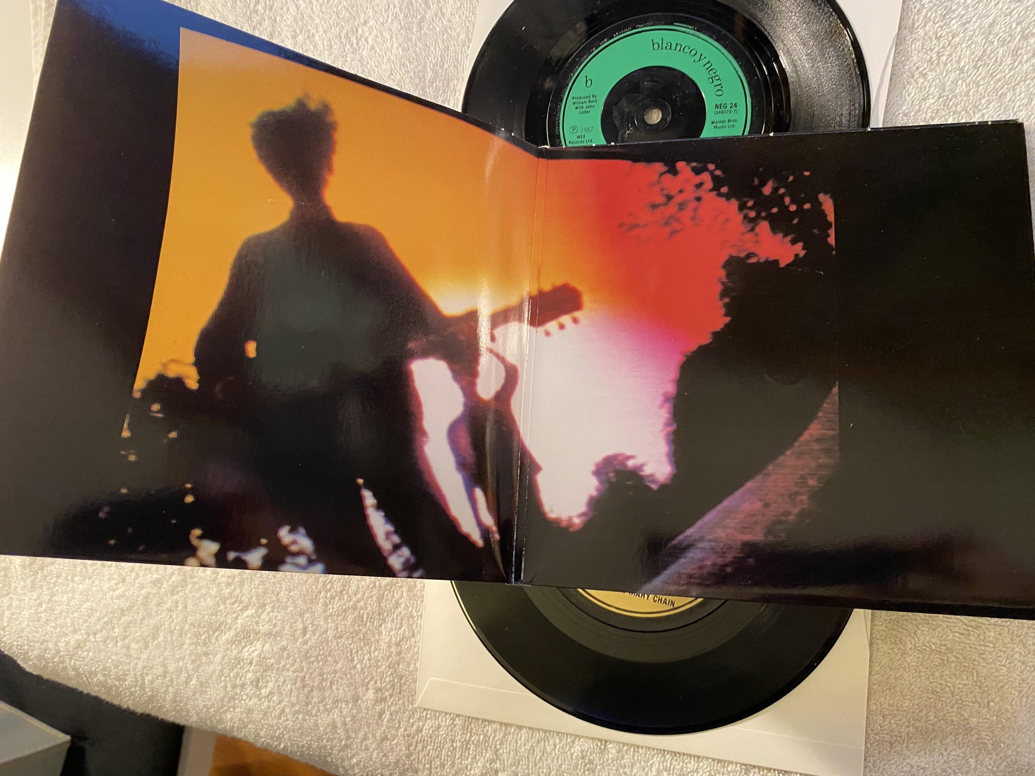 Omslagsbild för skivan THE JESUS & MARY CHAIN April Skies 2x7" -87 UK BLANCO Y NEGRO SAM 360