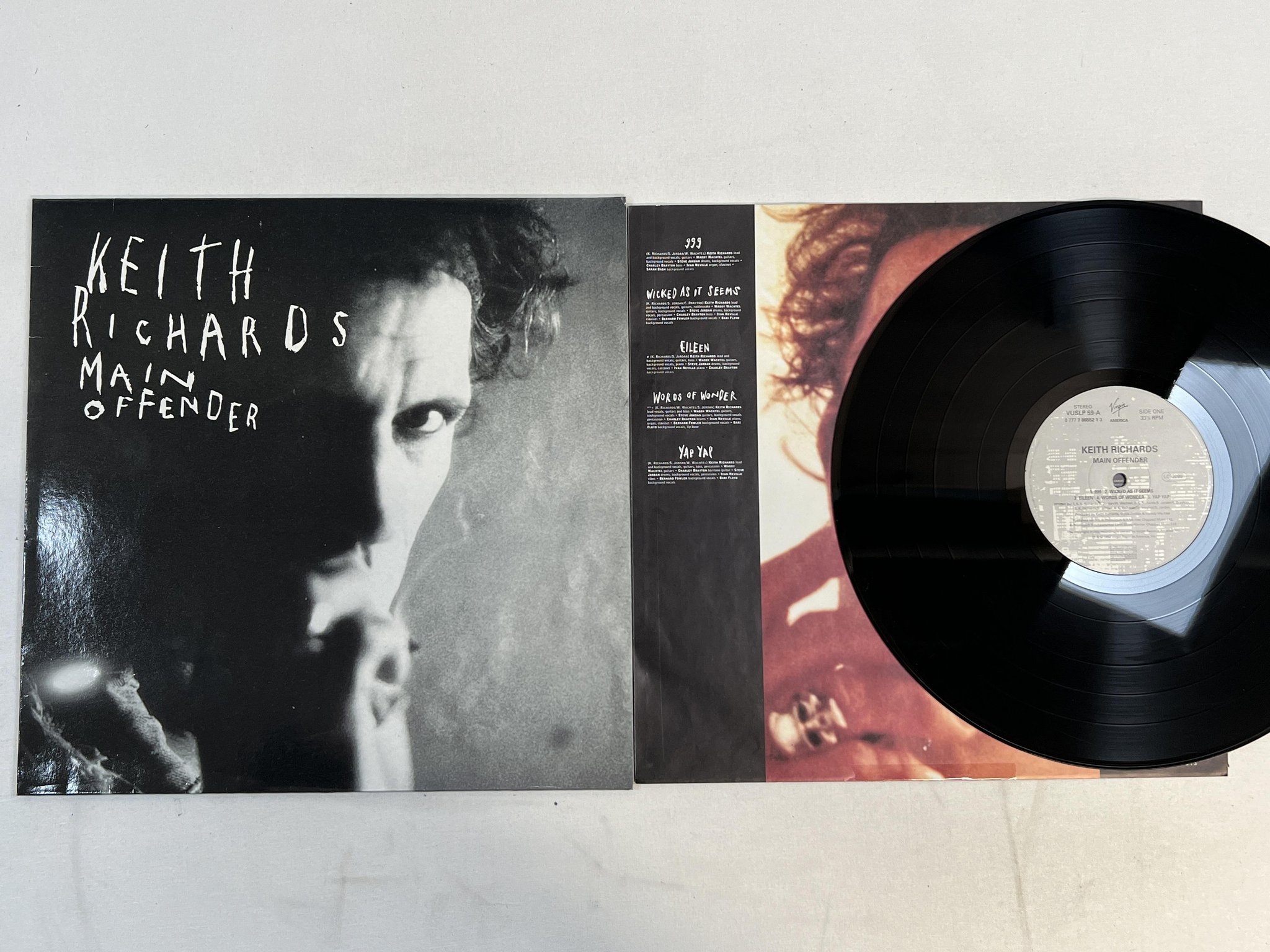 Omslagsbild för skivan KEITH RICHARDS Main Offender LP -92 VIRGIN AMERICA VUSLP 59