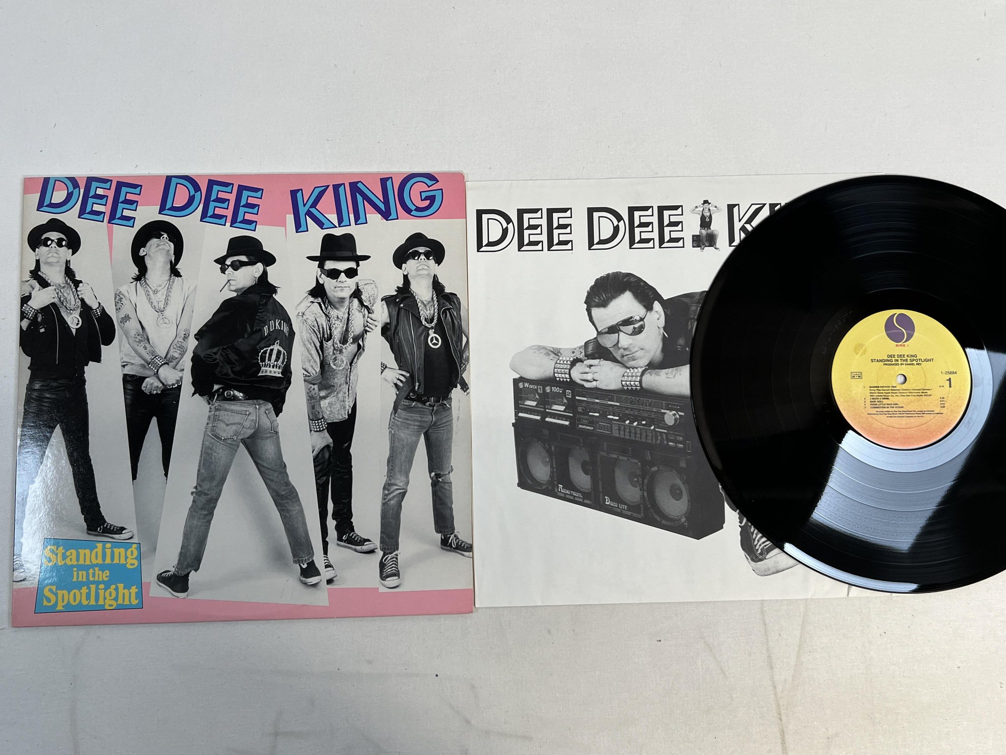 Omslagsbild för skivan DEE DEE KING Standing In The Spotlight LP -89 US SIRE 925884-1 * RARE ROCK RAP *