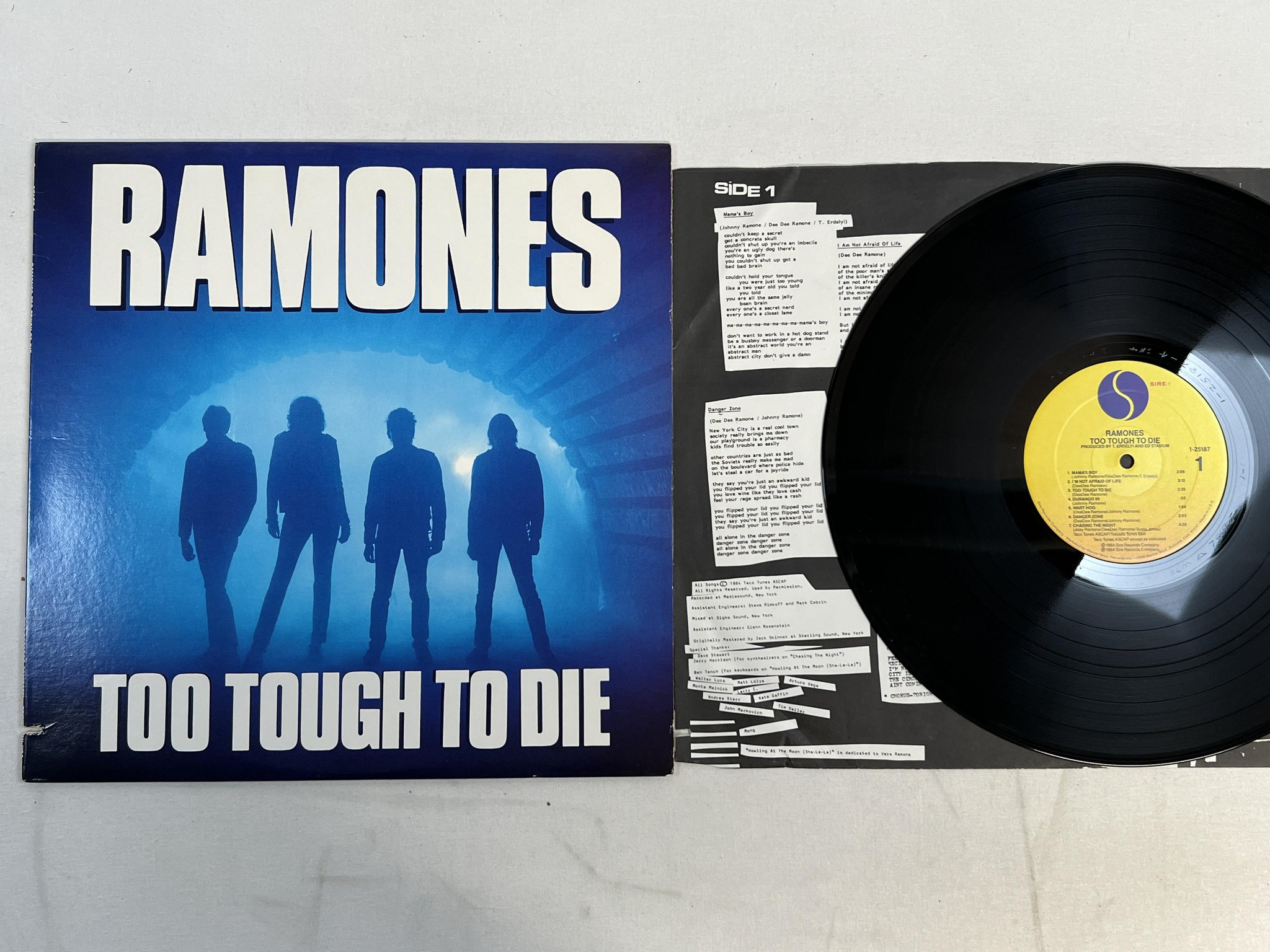 Omslagsbild för skivan RAMONES too tough to die LP -84 US SIRE 1-25187 ** STERLING **