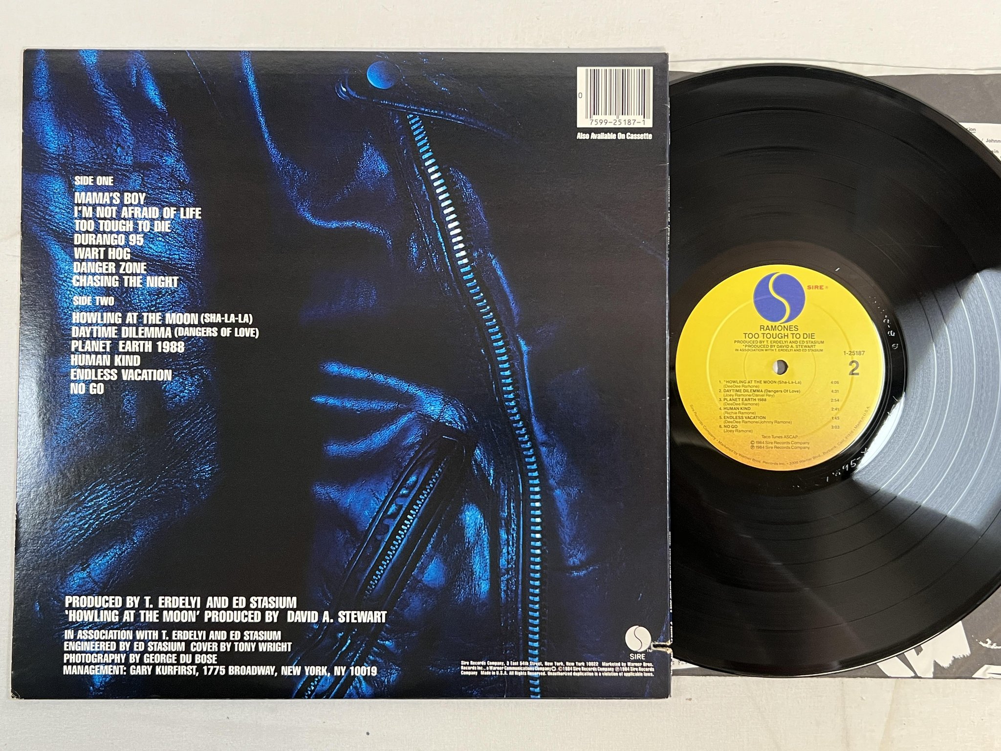 Omslagsbild för skivan RAMONES too tough to die LP -84 US SIRE 1-25187 ** STERLING **