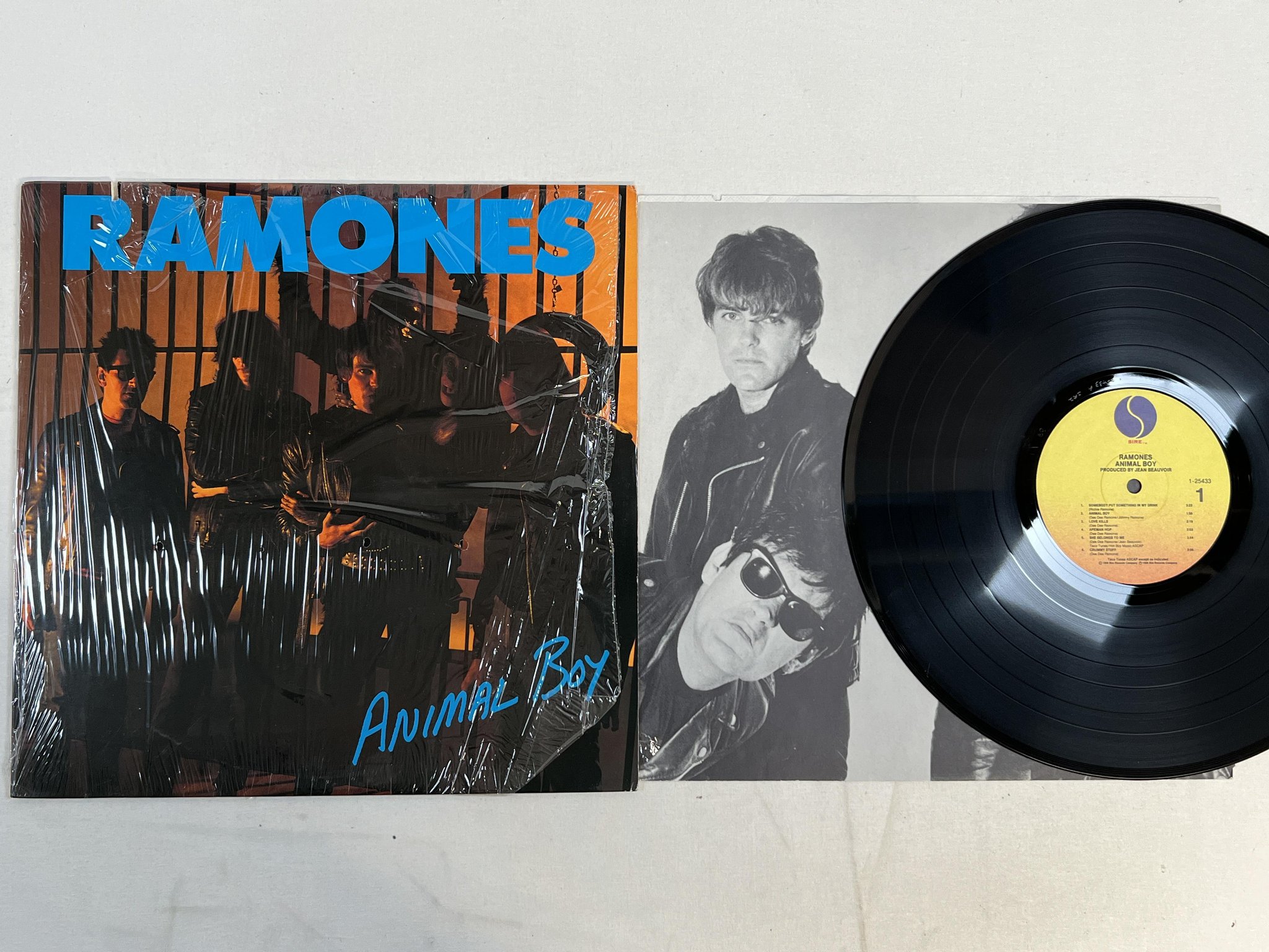 Omslagsbild för skivan RAMONES Animal Boy LP -86 US SIRE 1-25433 ** SRC PRESSING **