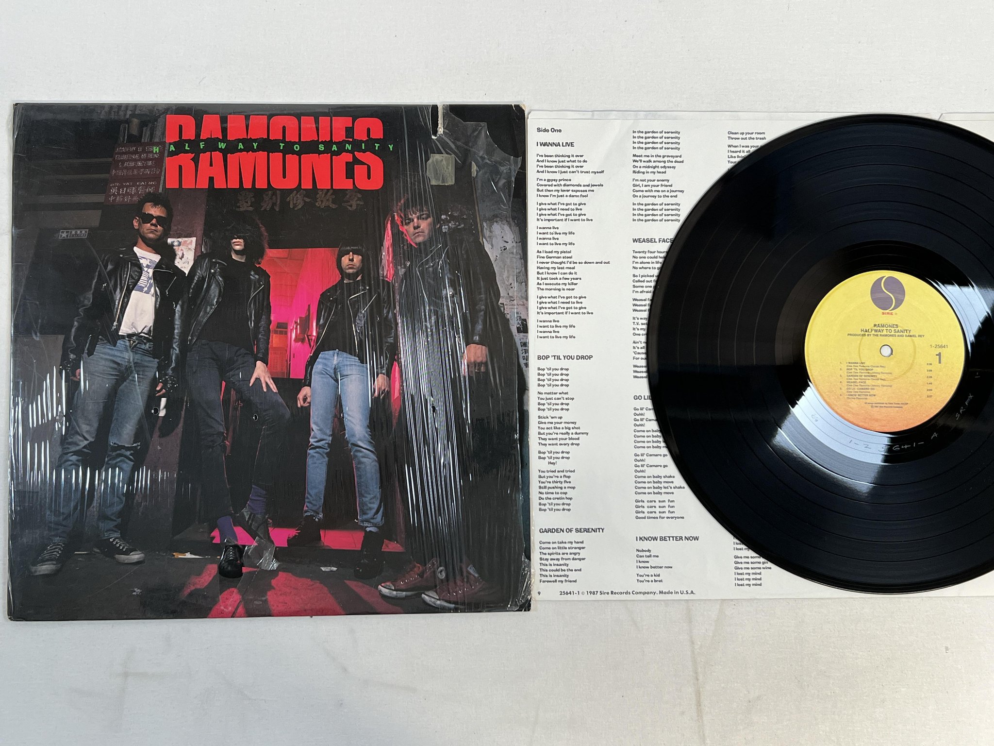 Omslagsbild för skivan RAMONES halfway to sanity LP -87 US SIRE 1-25641 ** SRC PRESSING **