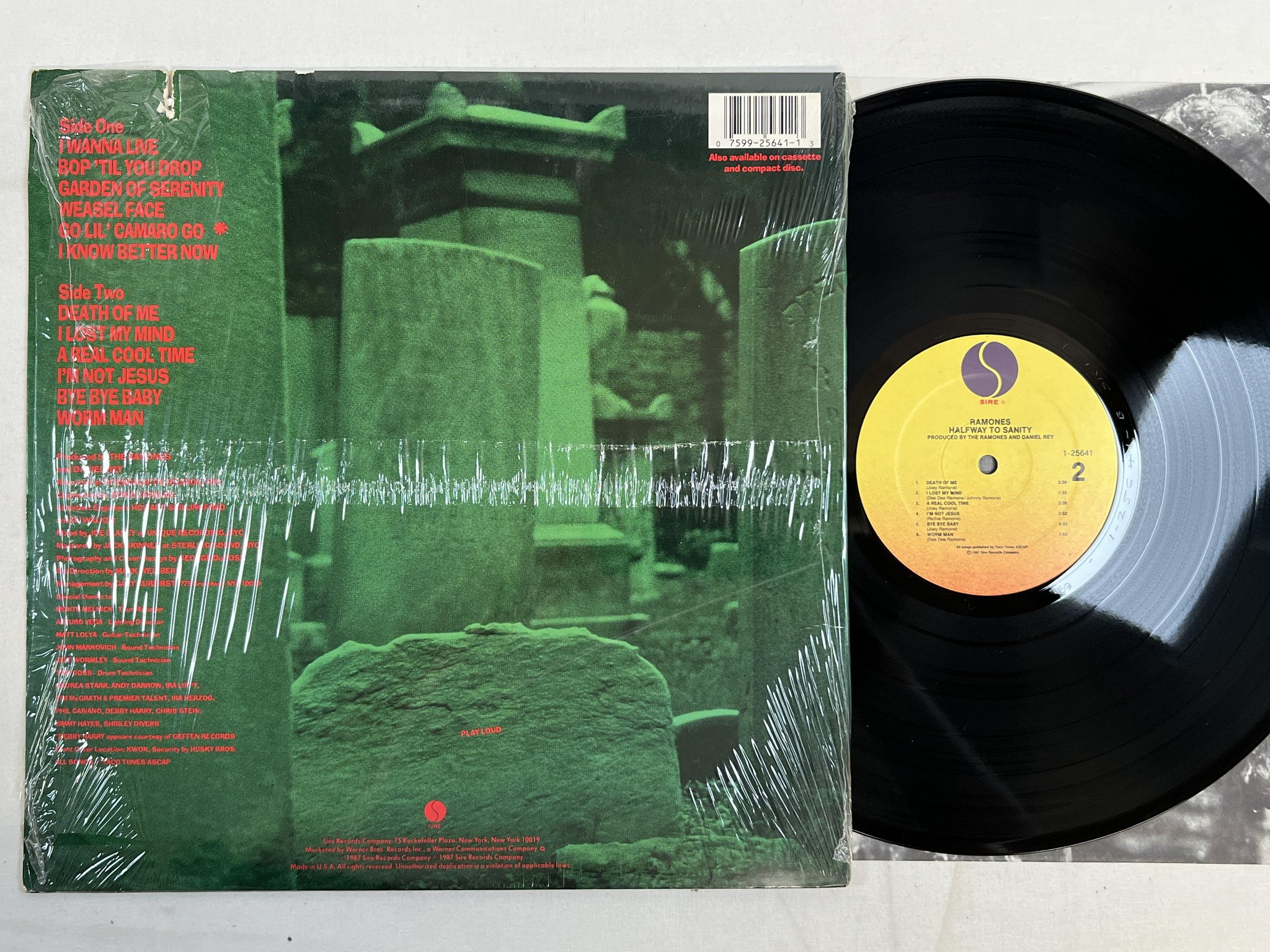 Omslagsbild för skivan RAMONES halfway to sanity LP -87 US SIRE 1-25641 ** SRC PRESSING **