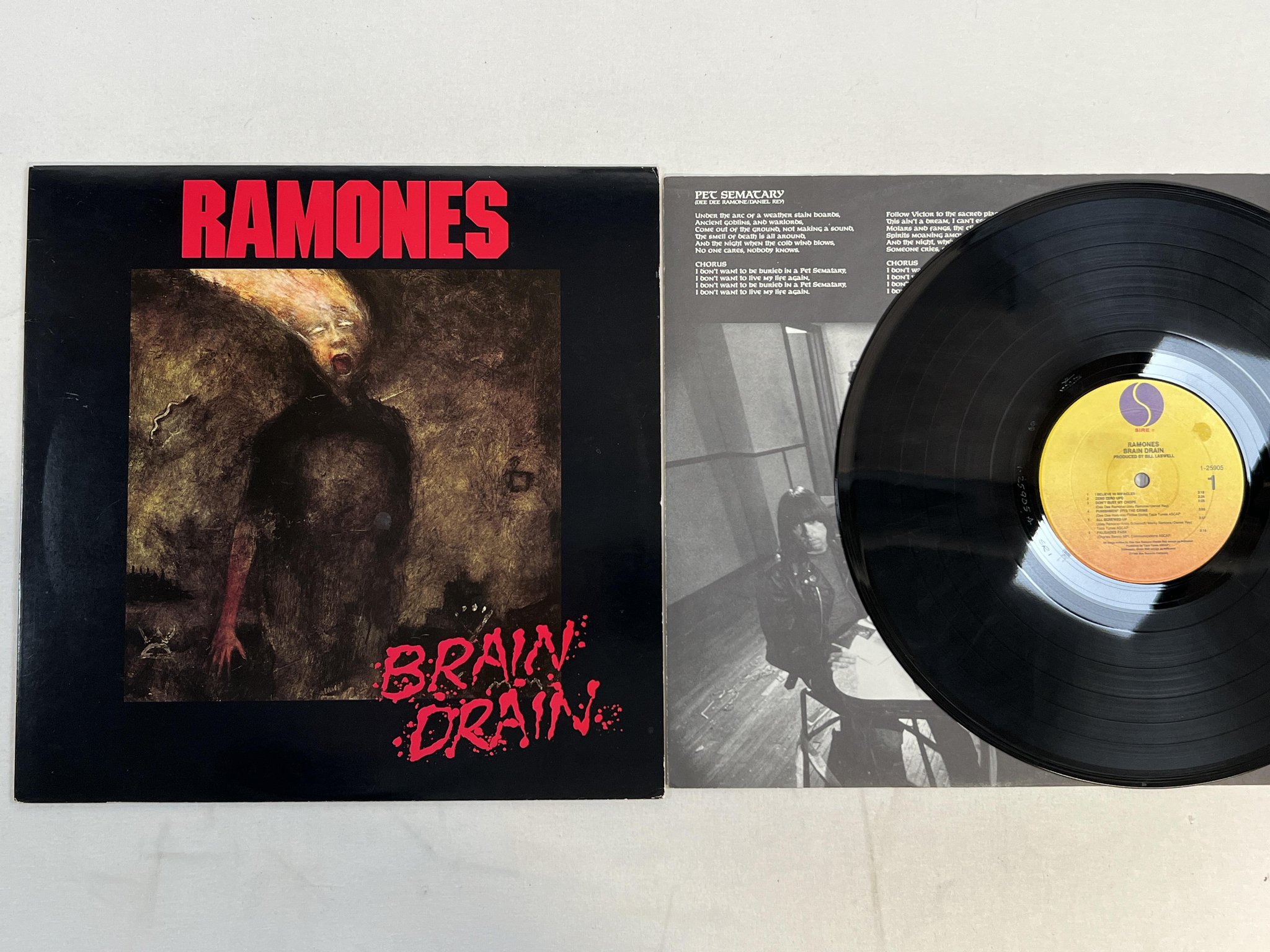 Omslagsbild för skivan RAMONES brain drain LP -89 US SIRE 1-25905 ** SRC PRESSING **