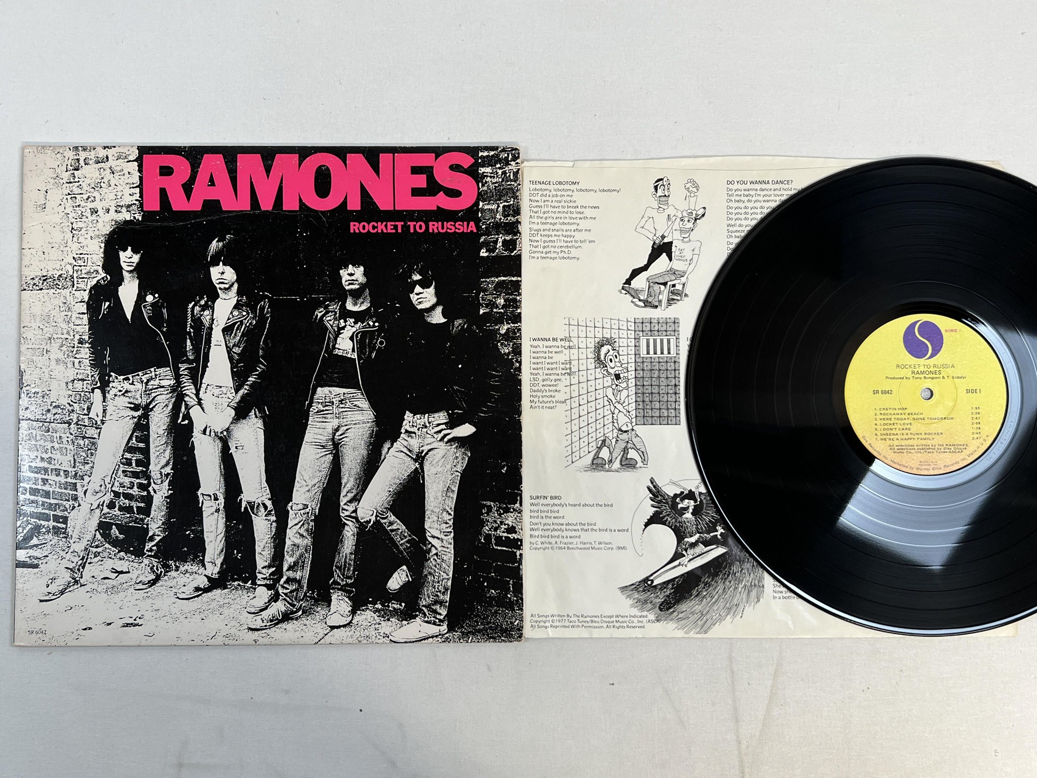 Omslagsbild för skivan RAMONES Rocket To Russia LP -77 US SIRE SR 6042 ** WINCHESTER **