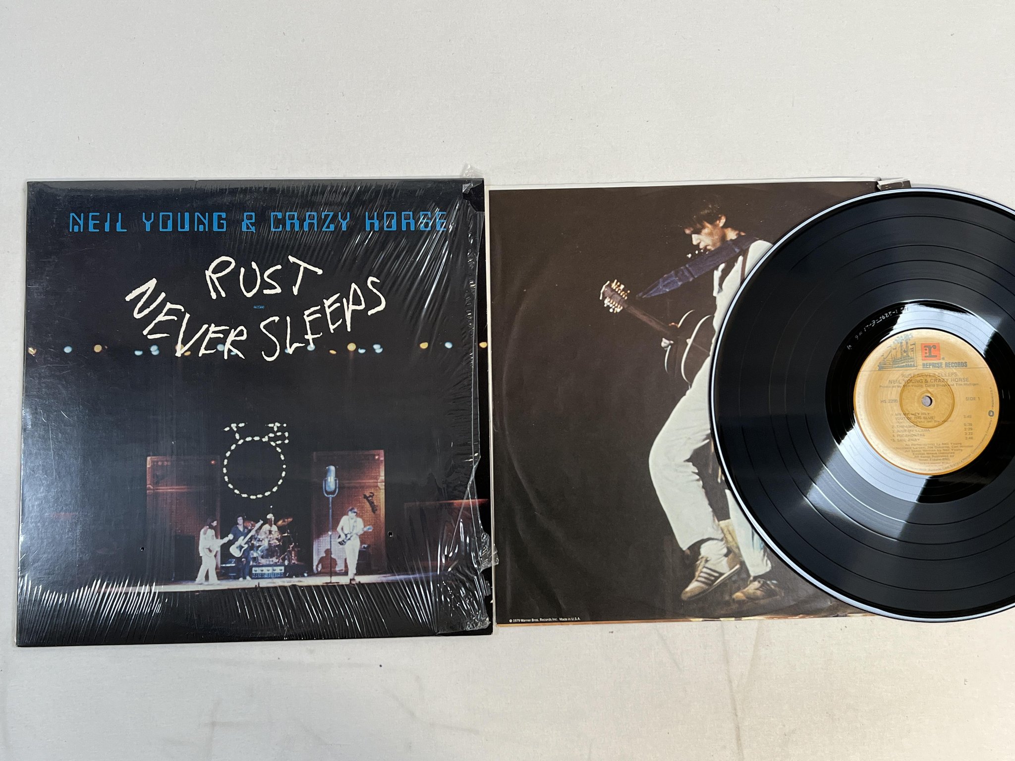 Omslagsbild för skivan NEIL YOUNG rust never sleeps LP -79 US REPRISE HS 2295