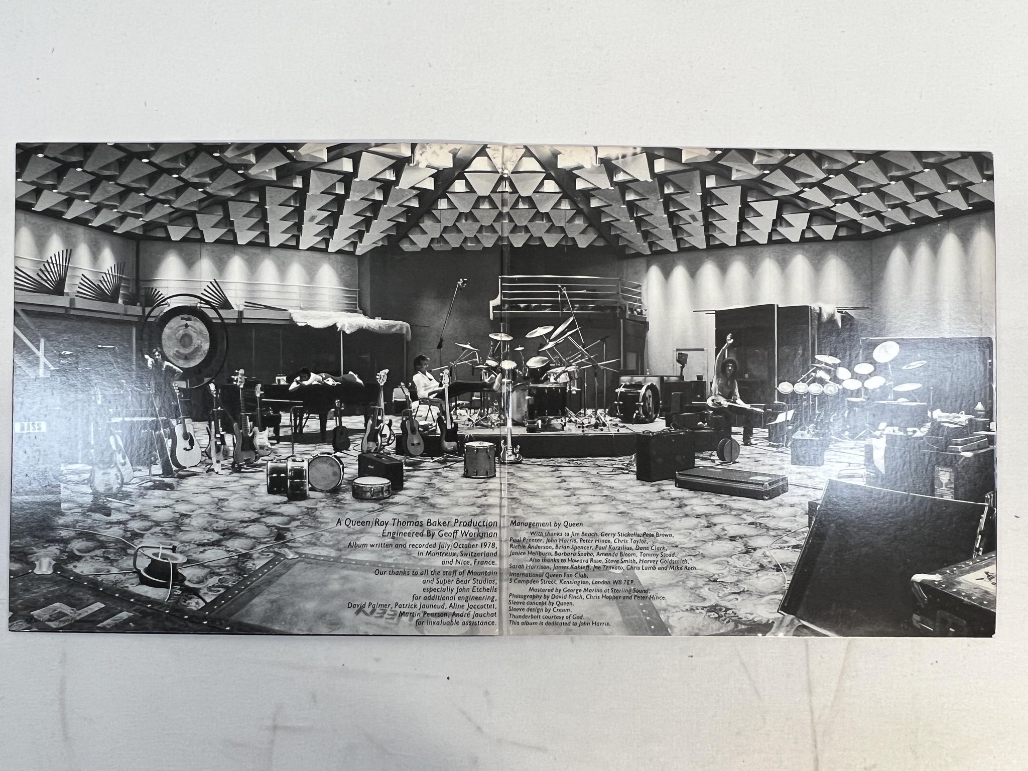 Omslagsbild för skivan QUEEN jazz LP -78 US ELEKTRA 6E-166 *** POSTER ***