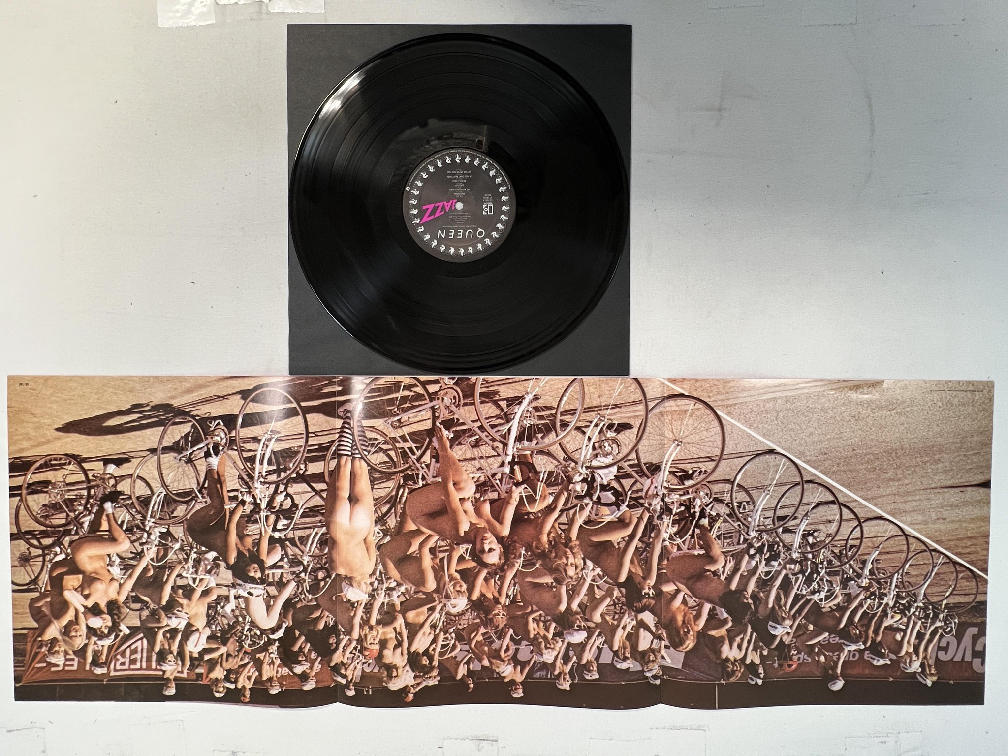 Omslagsbild för skivan QUEEN jazz LP -78 US ELEKTRA 6E-166 *** POSTER ***