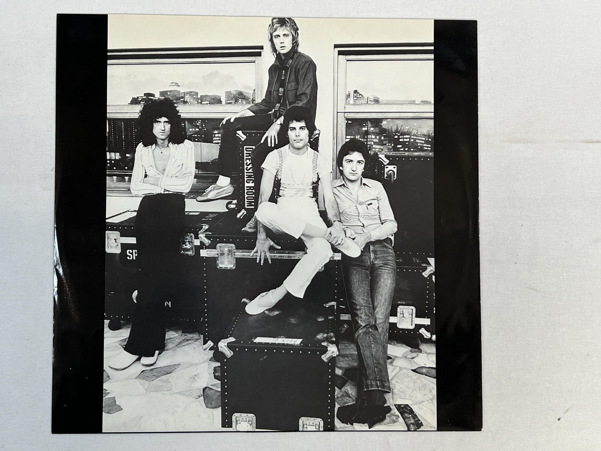 Omslagsbild för skivan QUEEN jazz LP -78 US ELEKTRA 6E-166 *** POSTER ***