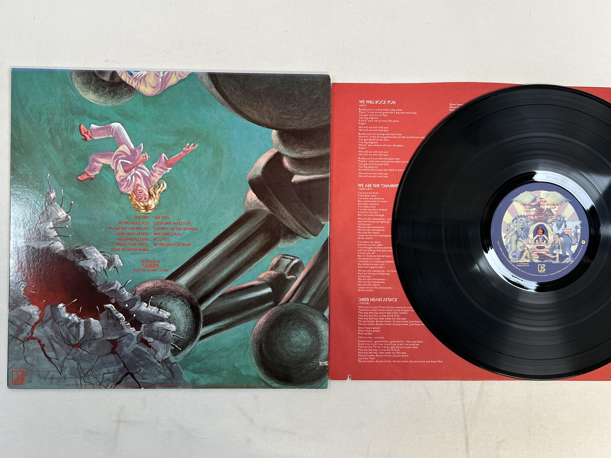 Omslagsbild för skivan QUEEN news of the world LP -78 US ELEKTRA 6E-112