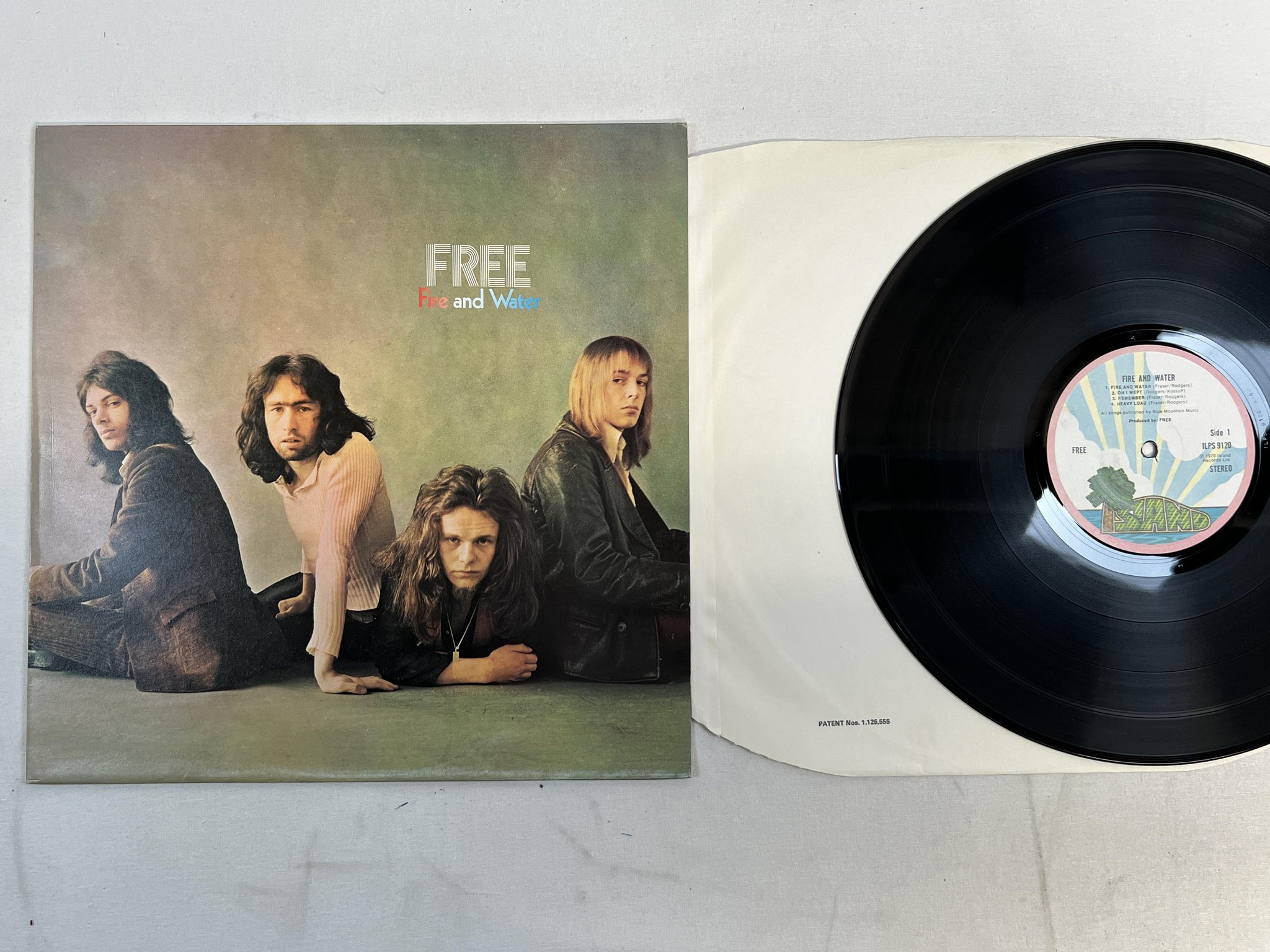 Omslagsbild för skivan FREE fire and water LP -70 UK ISLAND pink rim ILPS 9120