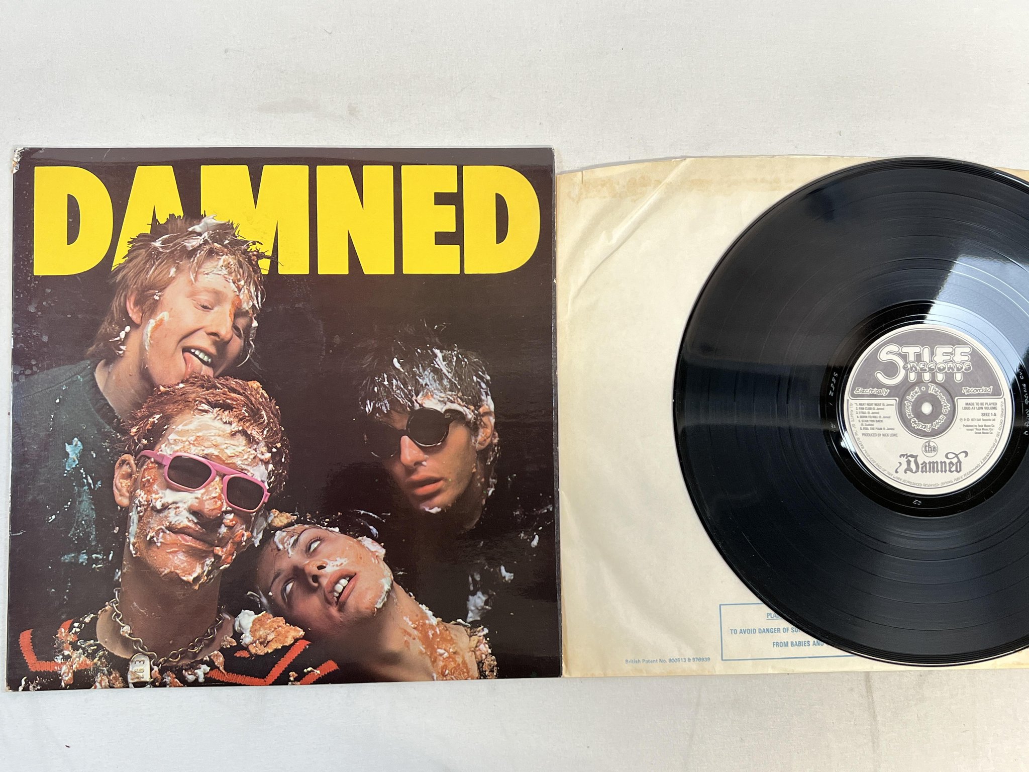 Omslagsbild för skivan THE DAMNED Damned Damned Damned LP -77 UK STIFF SEEZ 1 ** fully laminated **