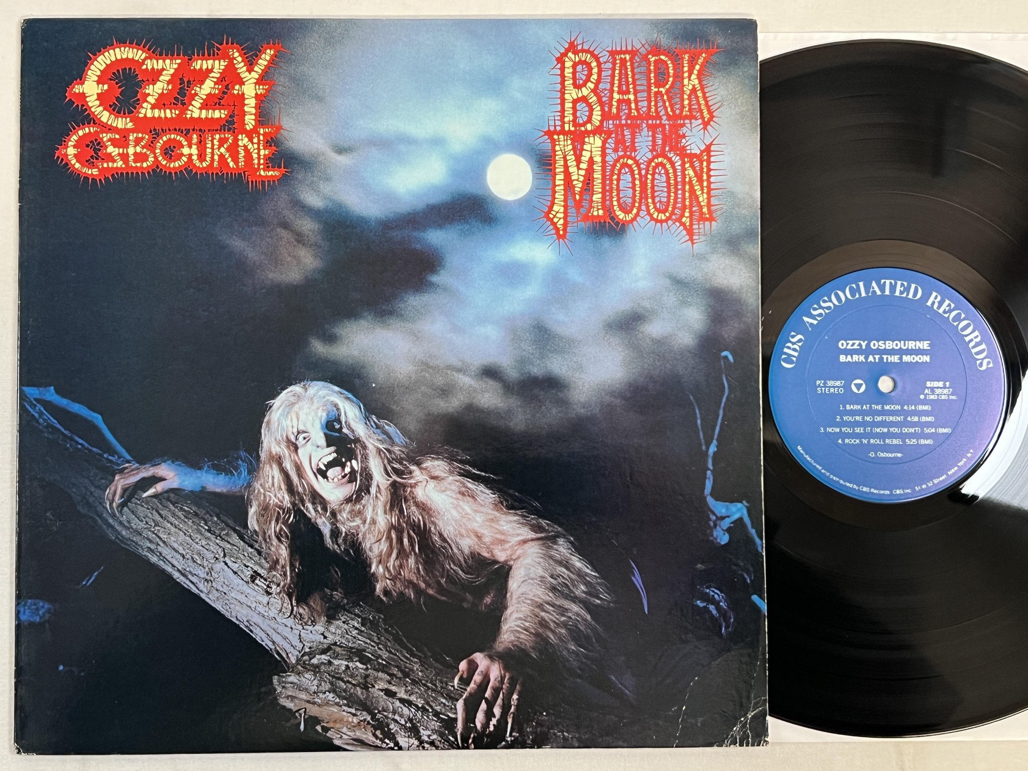 Omslagsbild för skivan OZZY OSBOURNE Bark At The Moon LP -83 US CBS ASSOCIATED PZ 38987