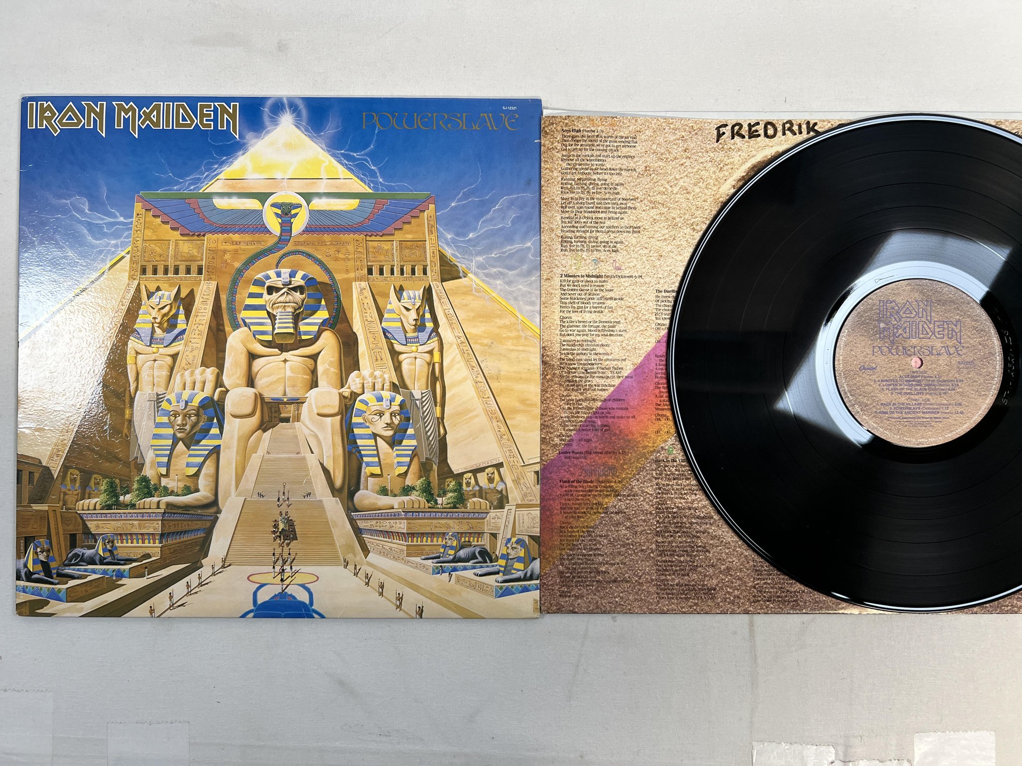 Omslagsbild för skivan IRON MAIDEN Powerslave LP -84 US CAPITOL SJ-12321 ** Winchester **