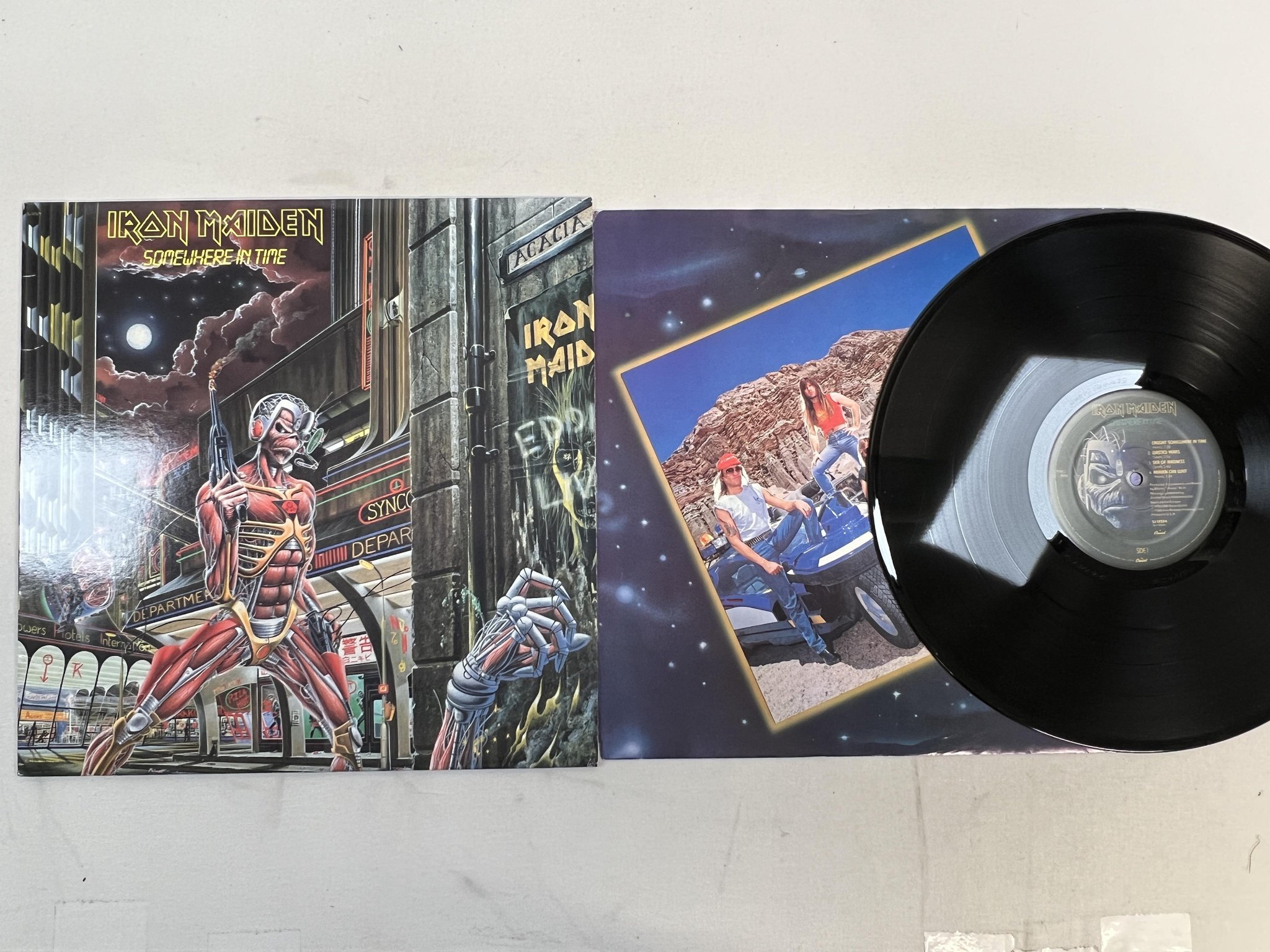 Omslagsbild för skivan IRON MAIDEN Somewhere In Time LP -86 US CAPITOL SJ-12524