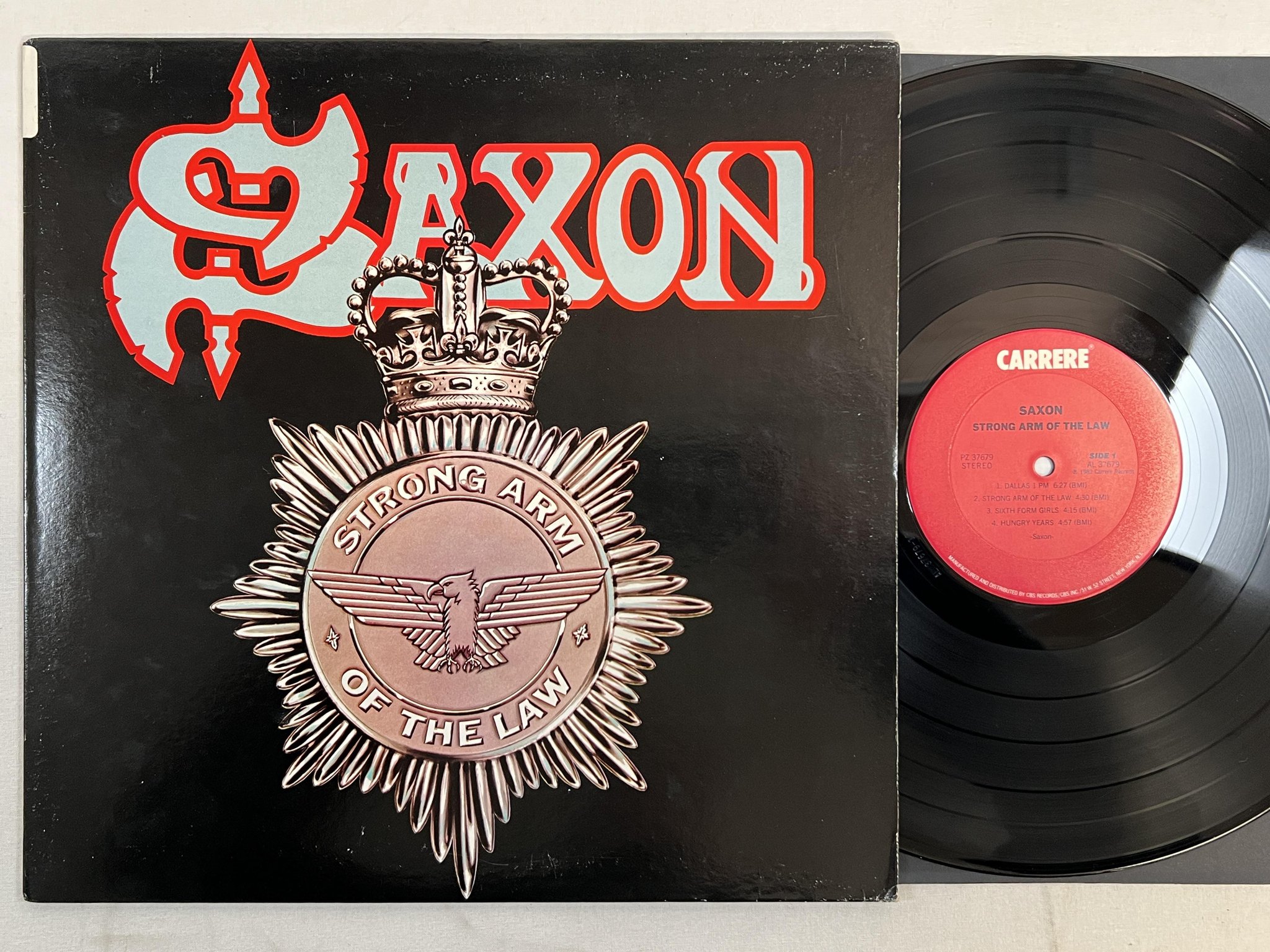 Omslagsbild för skivan SAXON Strong Arm Of The Law LP -82 US CARRERE PZ 37679