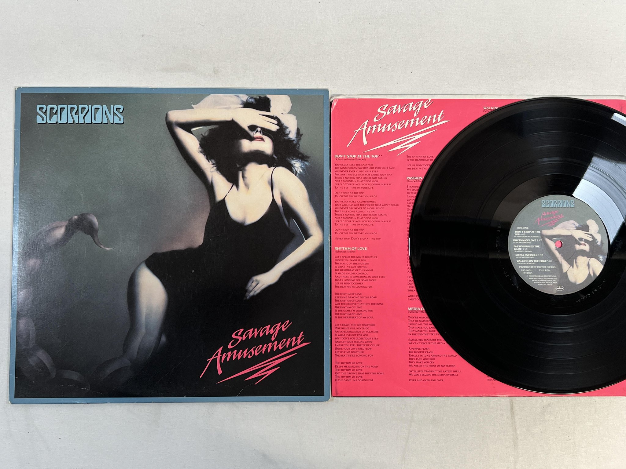 Omslagsbild för skivan SCORPIONS savage amusement LP -88 US mercury 832 963-1