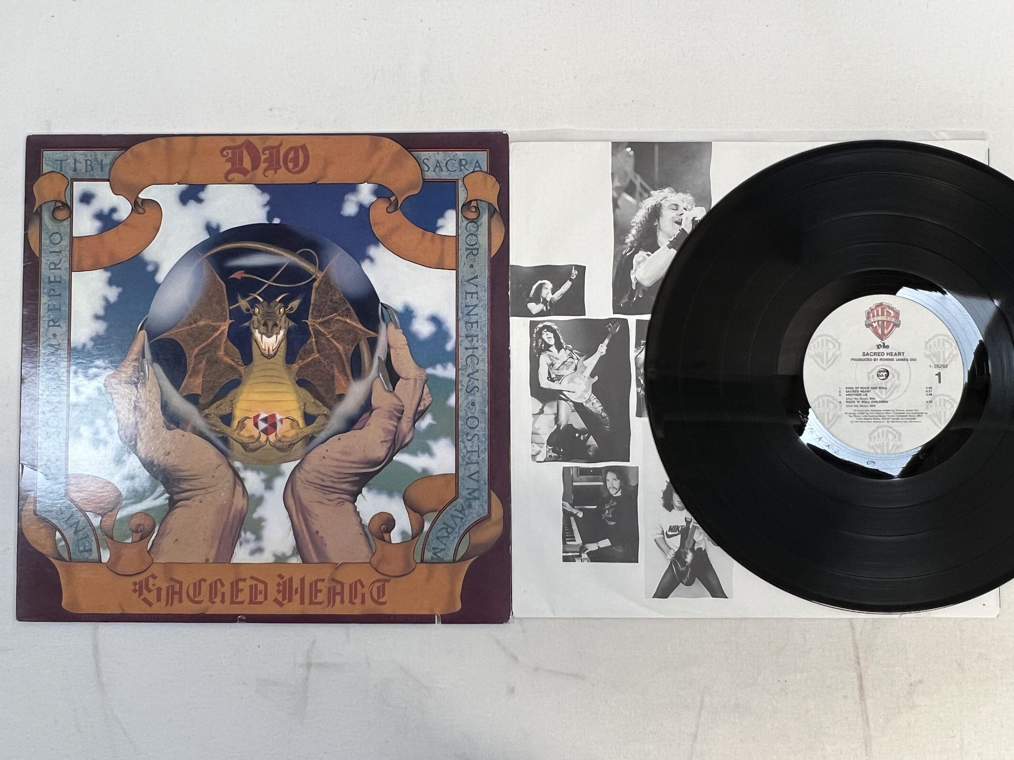 Omslagsbild för skivan DIO sacred heart LP -85 US WARNER BROS 1-25292