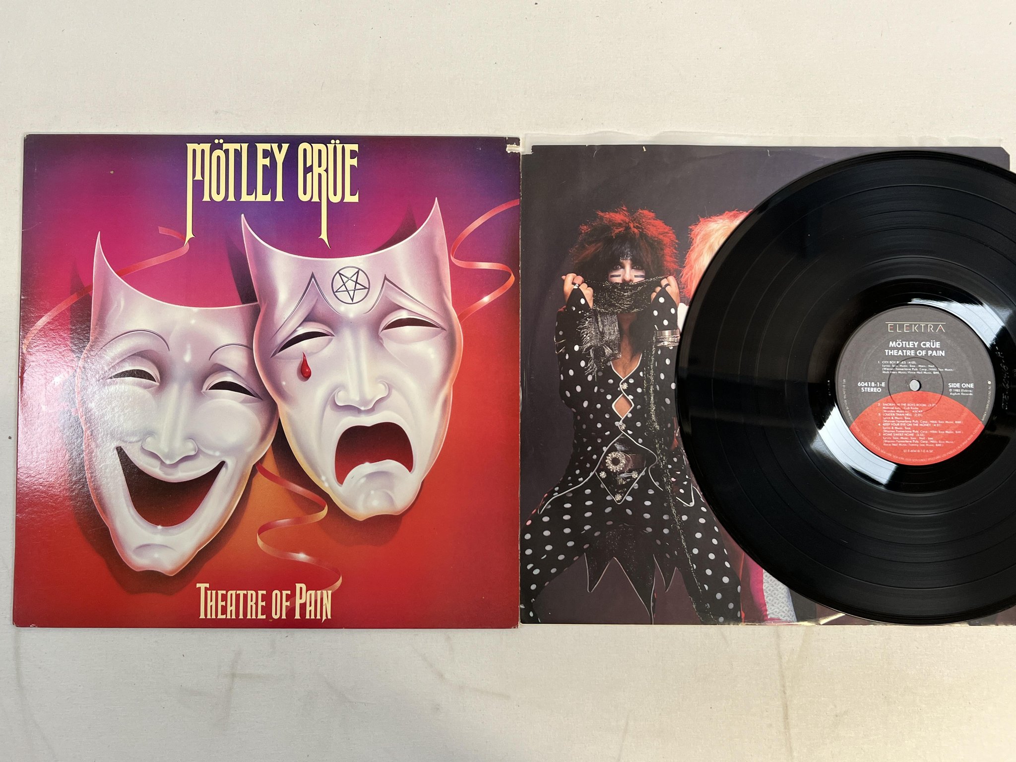 Omslagsbild för skivan MÖTLEY CRÜE theatre of pain LP -85 US ELEKTRA 60418-1-E