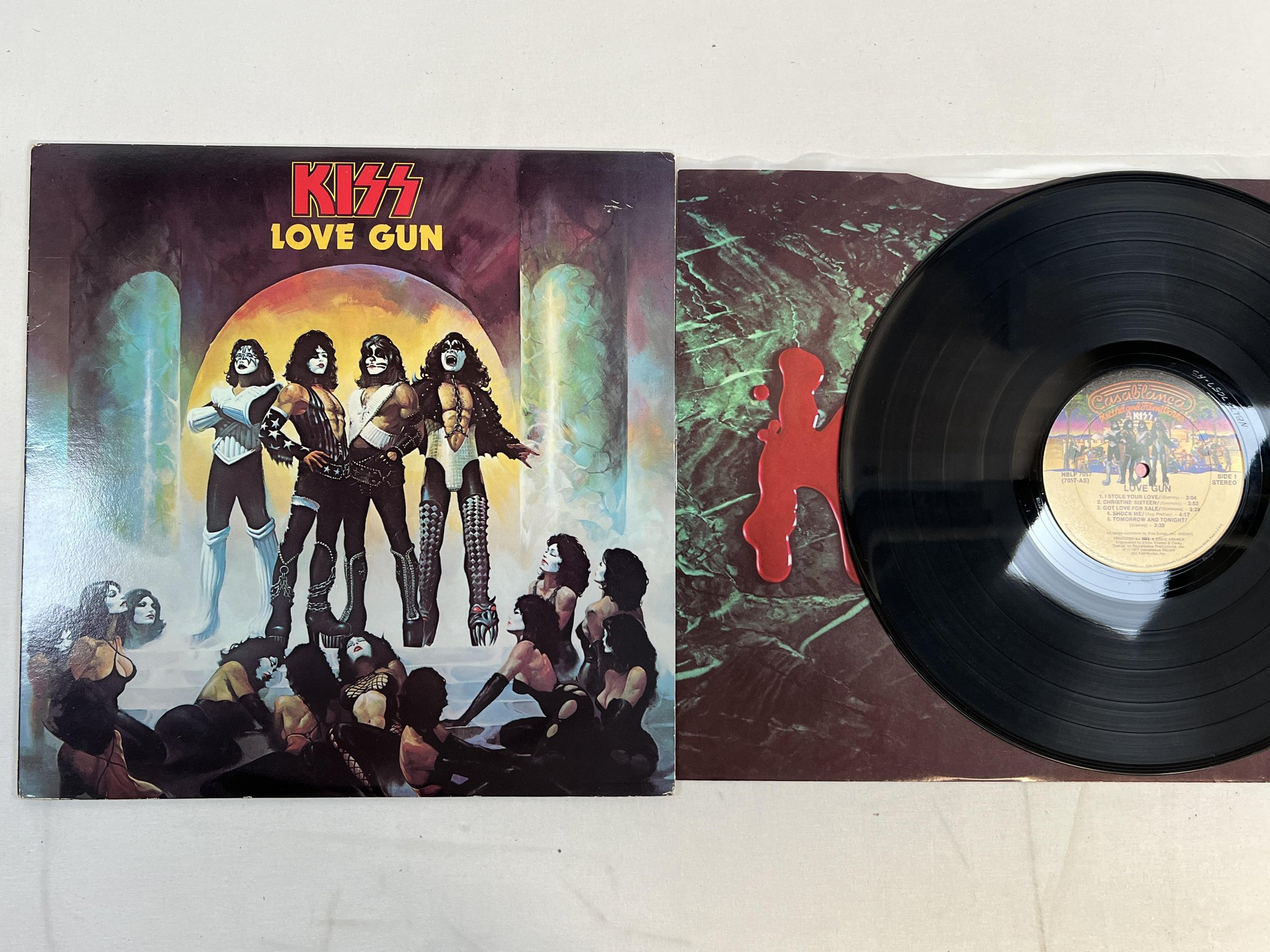 Omslagsbild för skivan KISS love gun LP -77 US CASABLANCA NBLP 7057 ** W/ INSERTS **