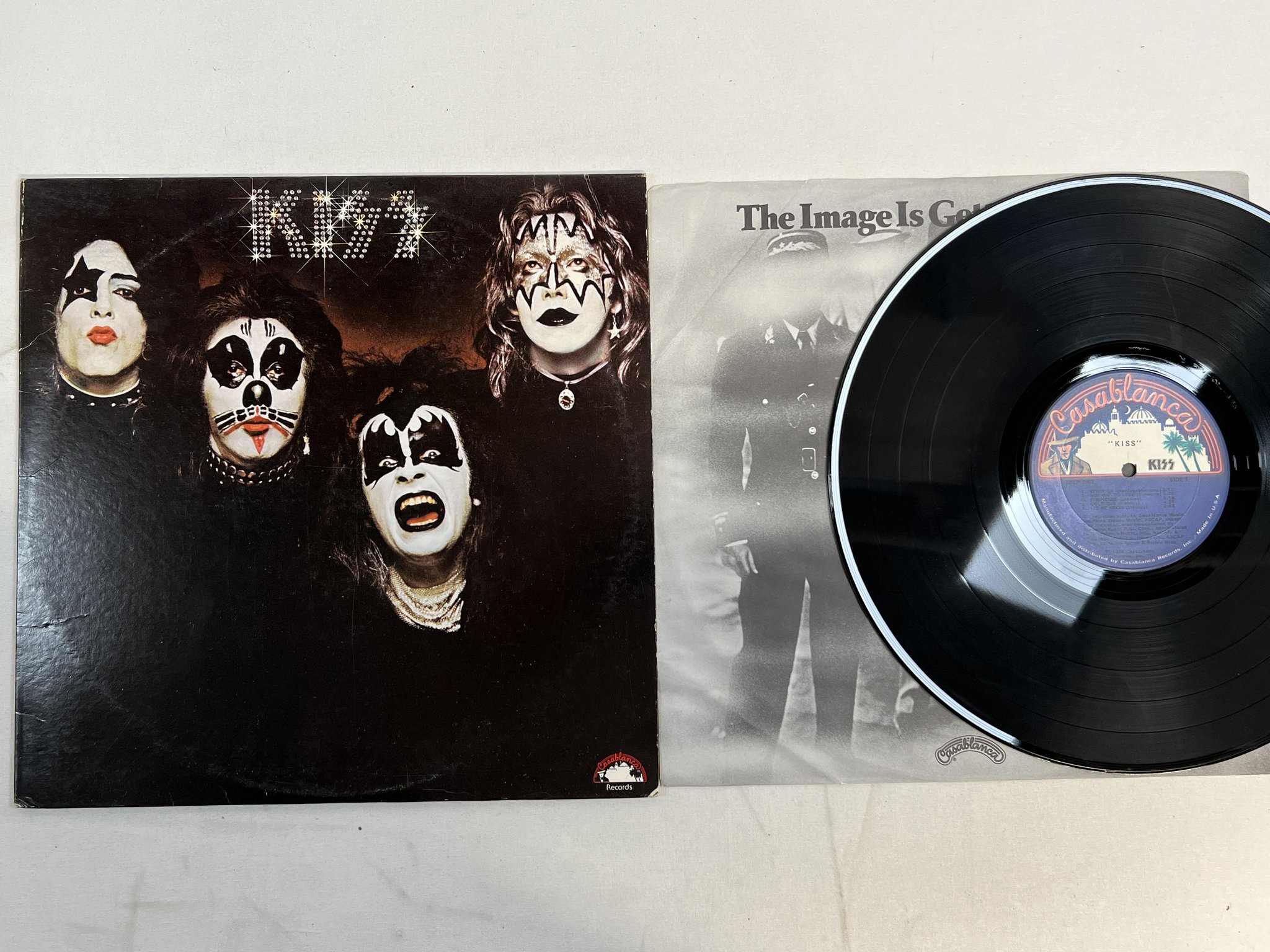 Omslagsbild för skivan KISS s/t LP -74 US CASABLANCA NBLP 7001