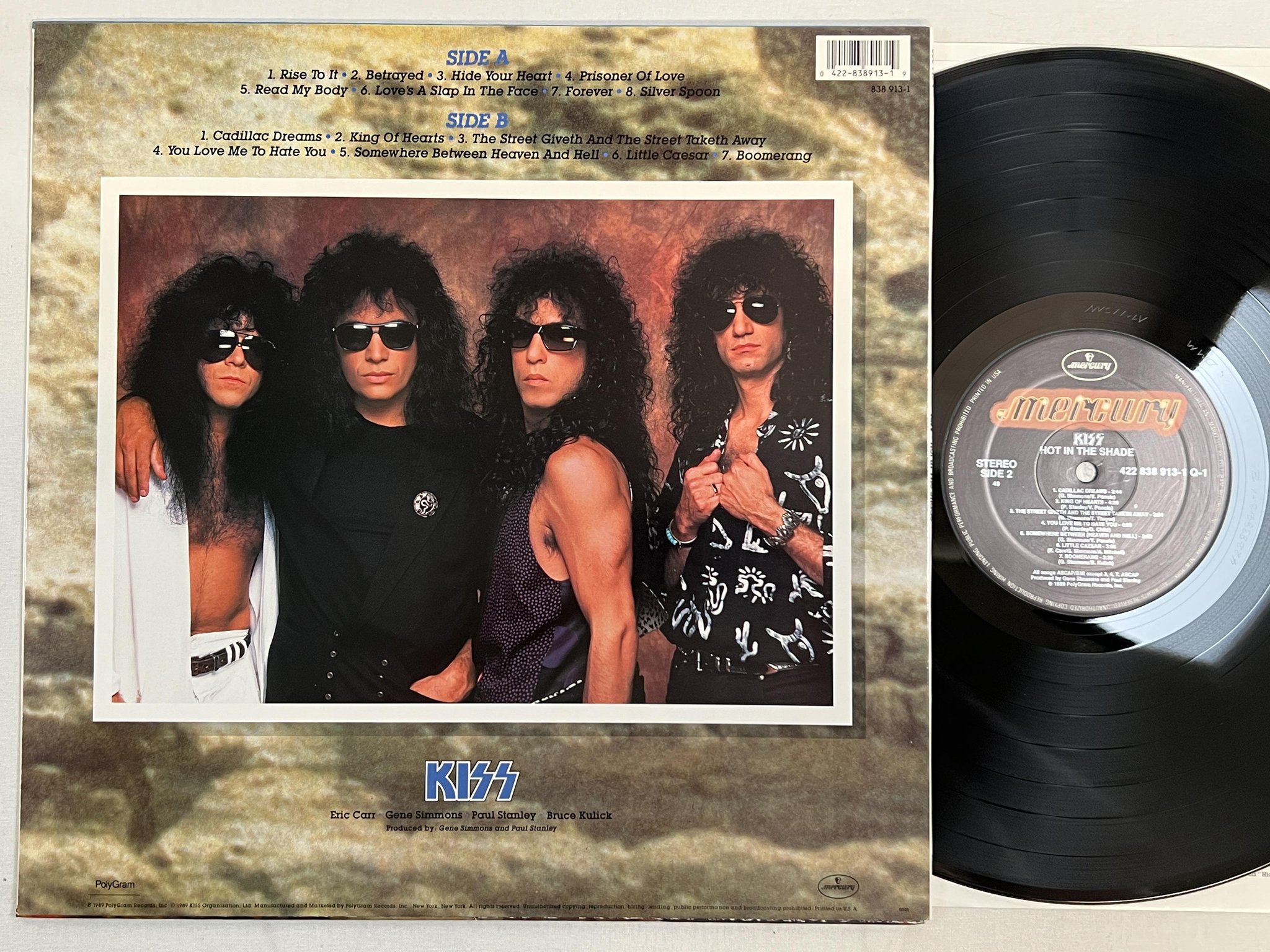 Omslagsbild för skivan KISS hot in the shade LP -89 US MERCURY 422 838 913-1 Q-1