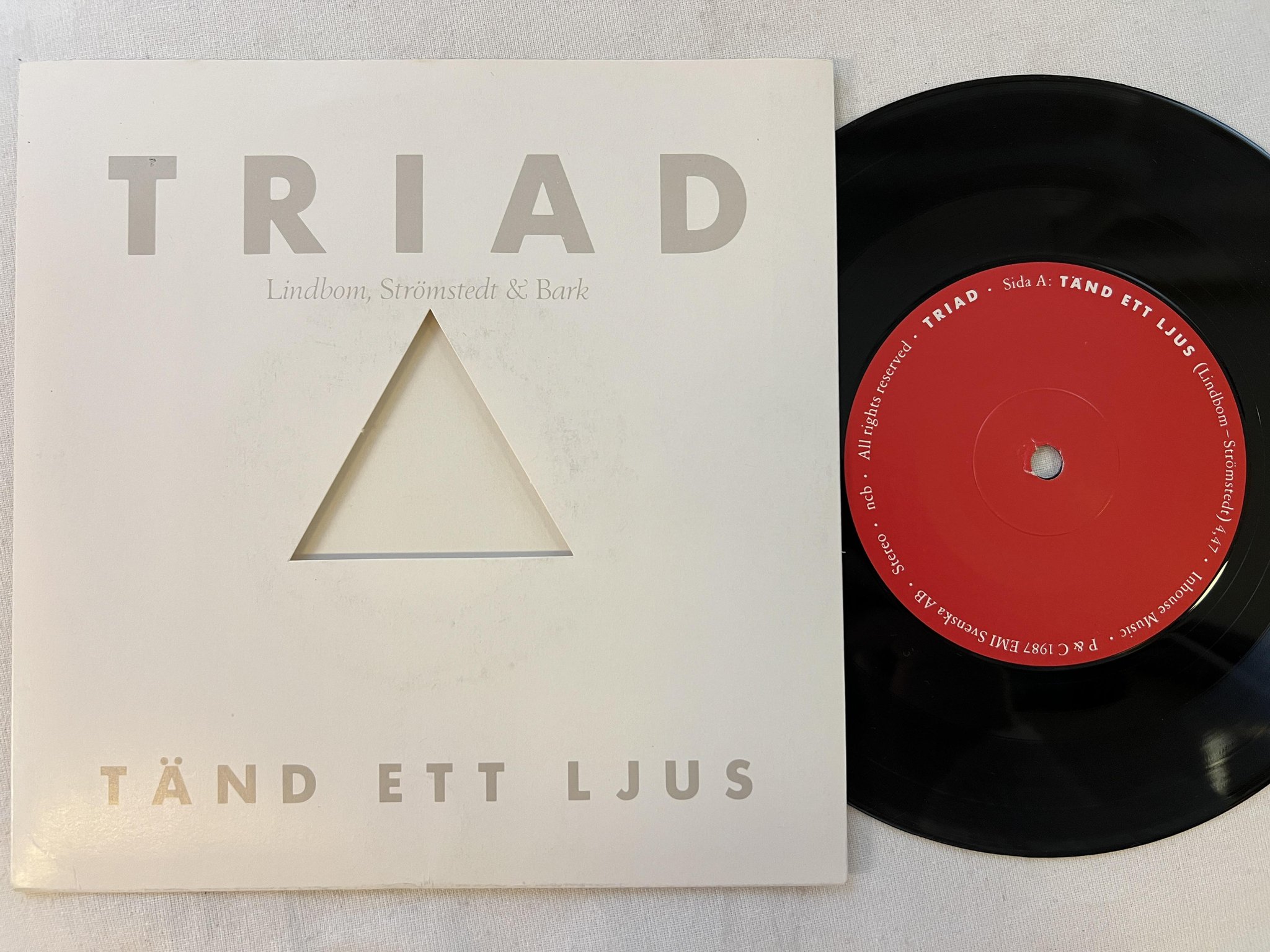Omslagsbild för skivan TRIAD tänd ett ljus och låt den brinna 7" -87 Swe EMI 1362947