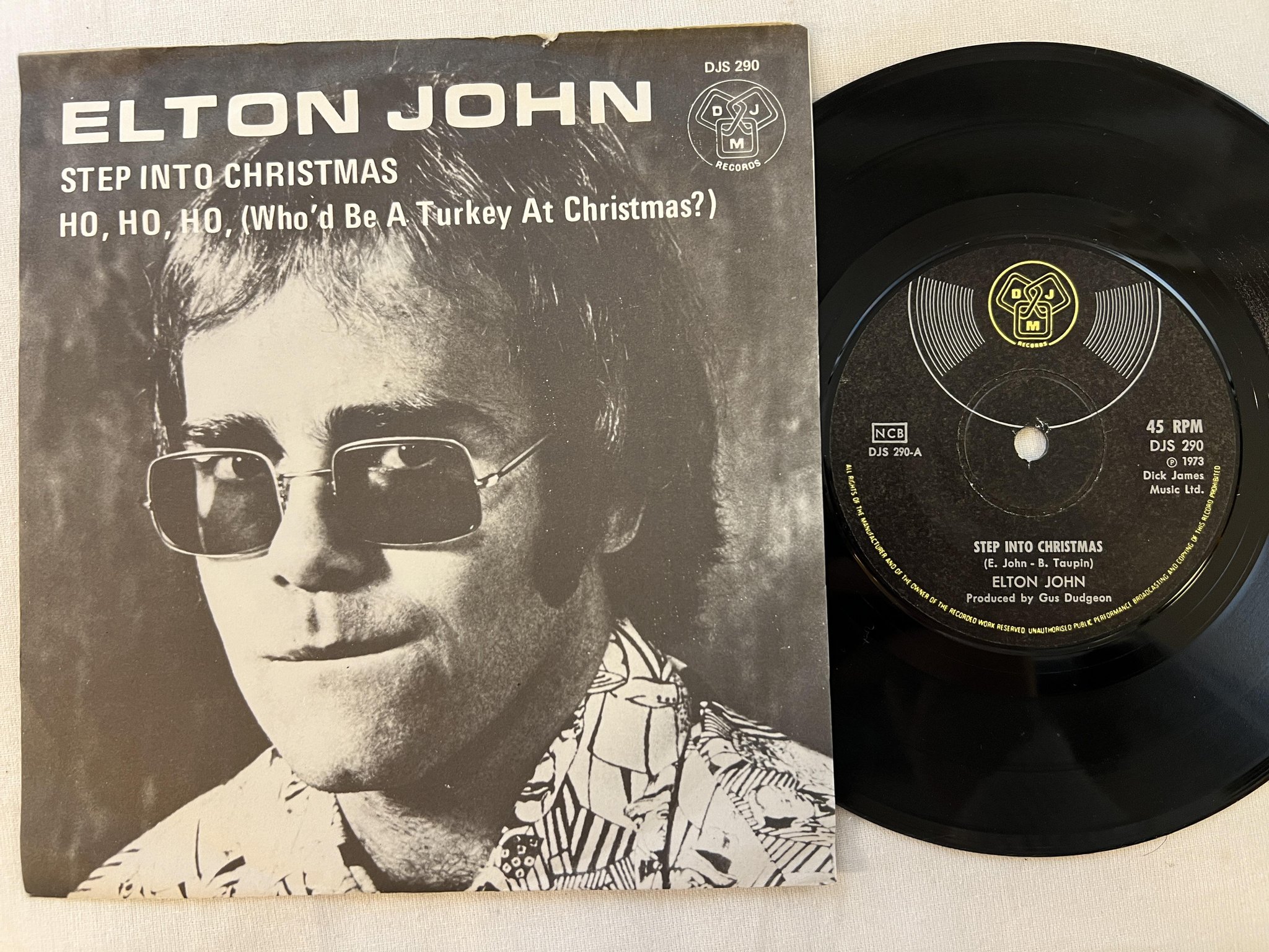 Omslagsbild för skivan ELTON JOHN step into christmas 7"single -73 ncb DJM DJS 290