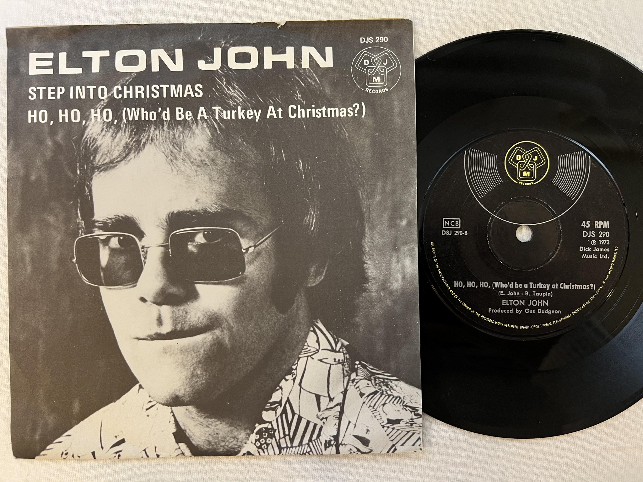 Omslagsbild för skivan ELTON JOHN step into christmas 7"single -73 ncb DJM DJS 290