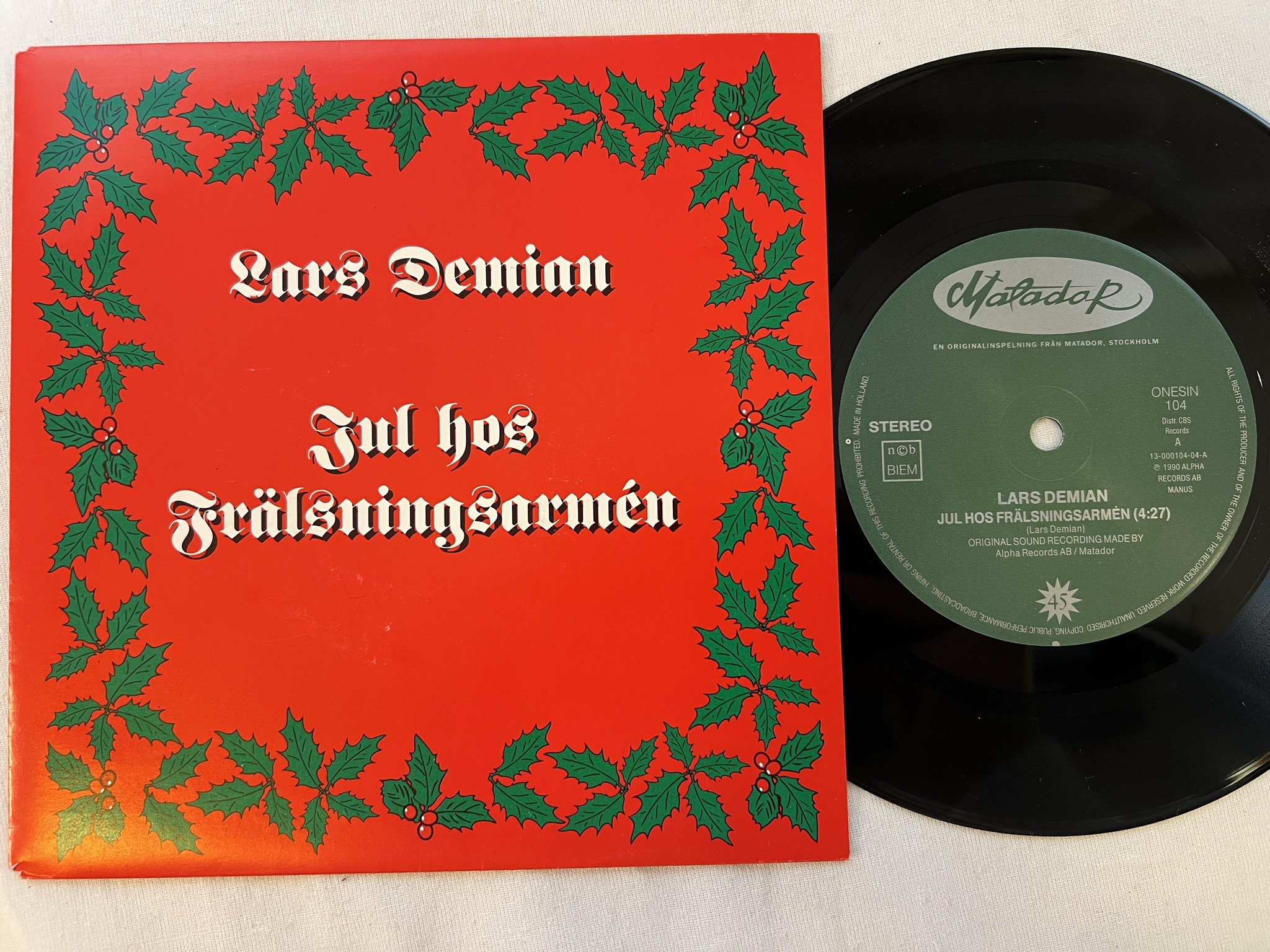 Omslagsbild för skivan LARS DEMIAN jul hos frälsningsarmén 7"single -90 Swe MATADOR ONESIN 104