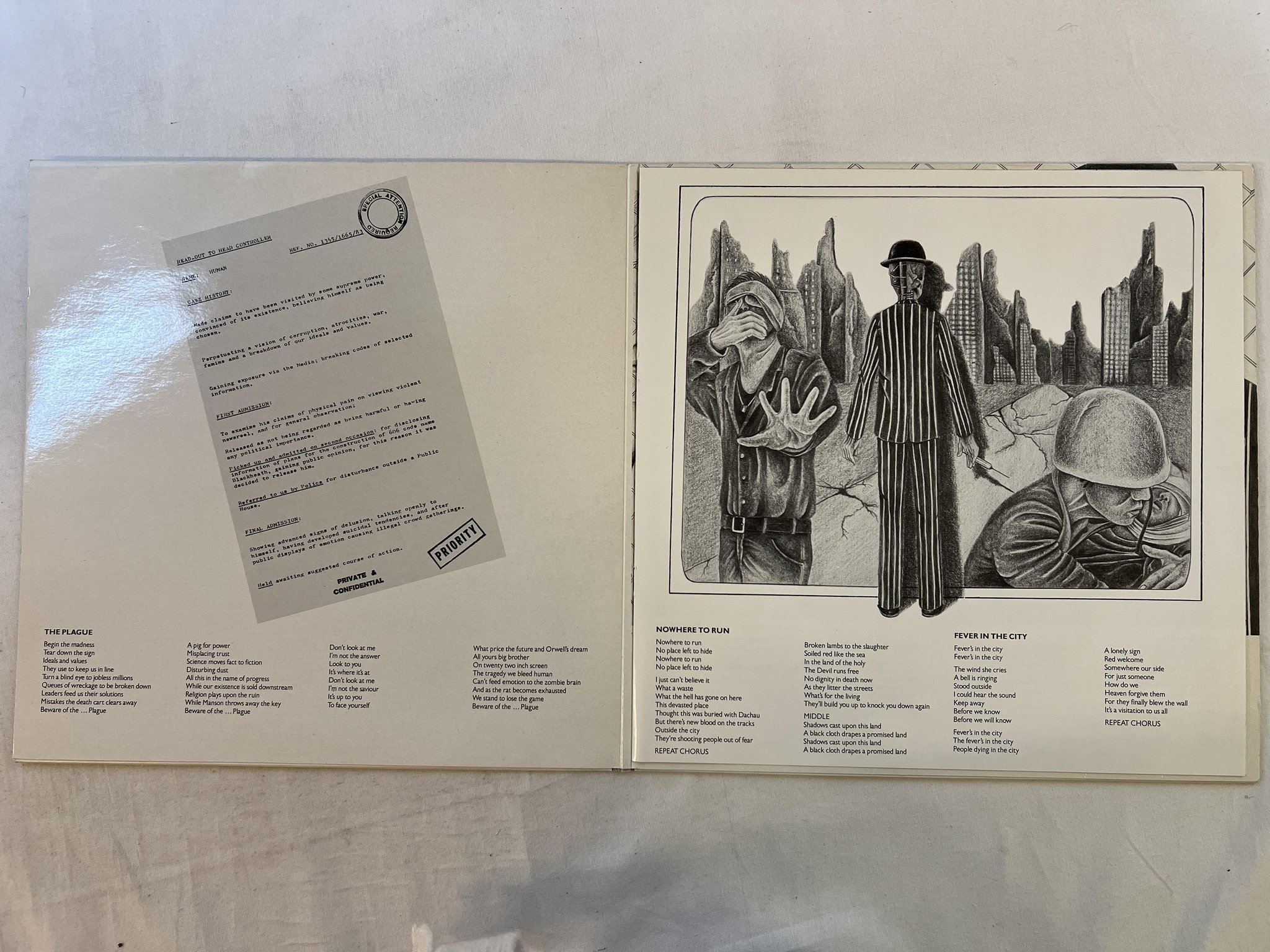 Omslagsbild för skivan DEMON the plague LP -83 UK CLAY LP6