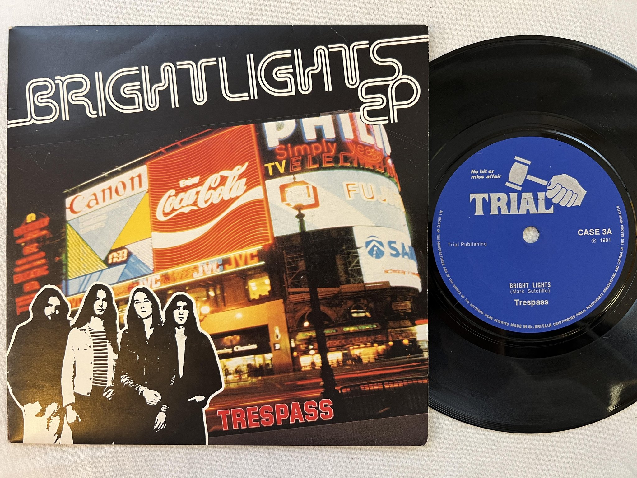 Omslagsbild för skivan TRESSPASS bright lights 7"ep -81 UK TRIAL CASE 3 ** RARE METAL **