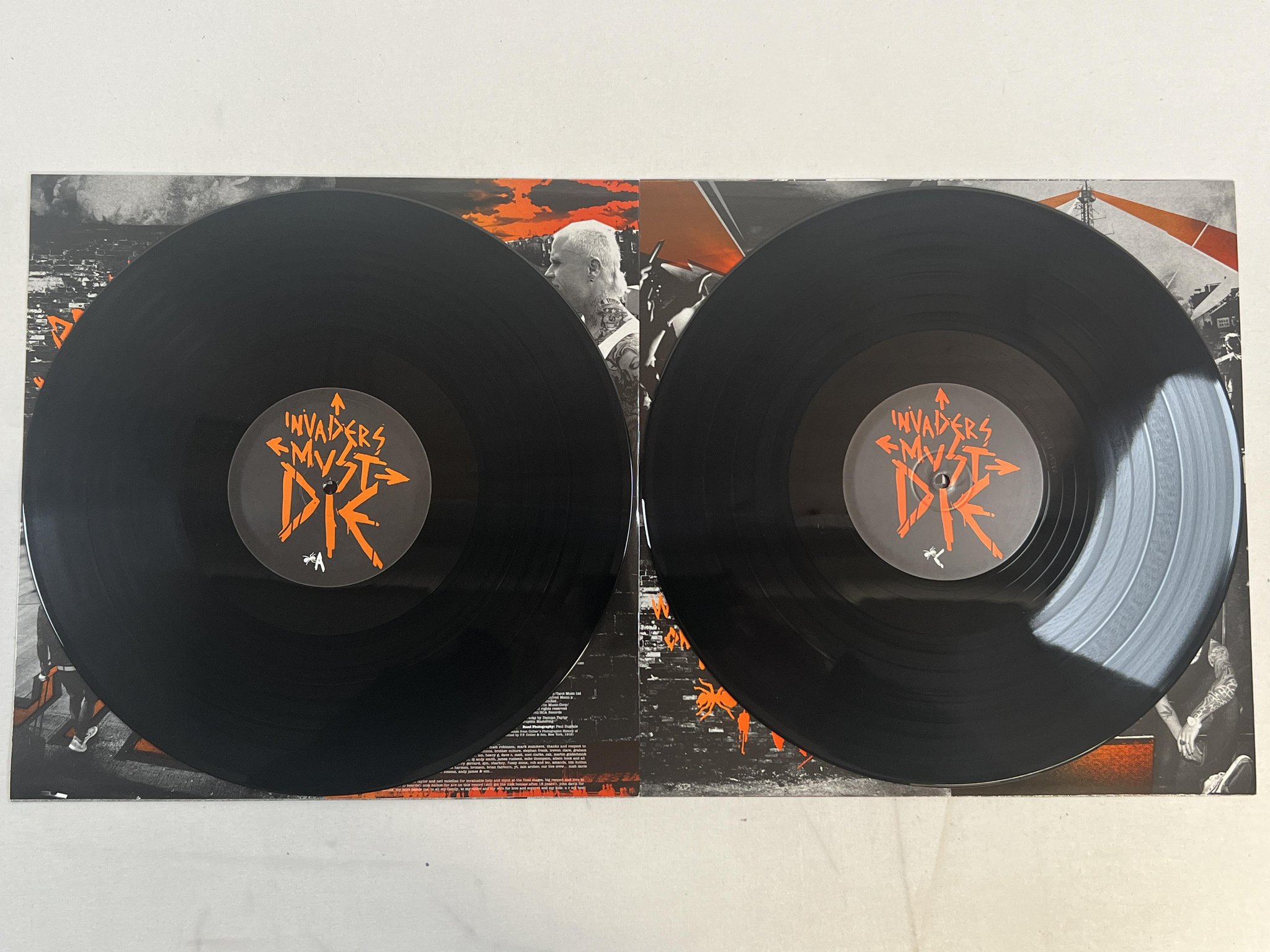 Omslagsbild för skivan THE PRODIGY Invaders Must Die 2xLP 2009 UK HOSPLP001