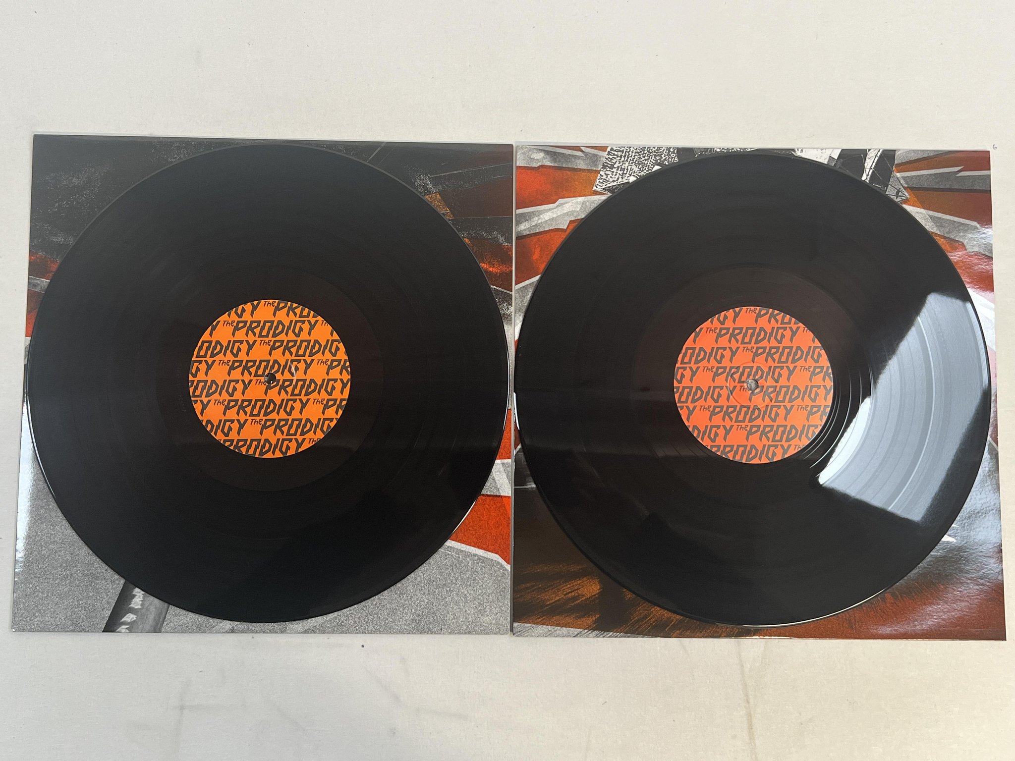 Omslagsbild för skivan THE PRODIGY Invaders Must Die 2xLP 2009 UK HOSPLP001