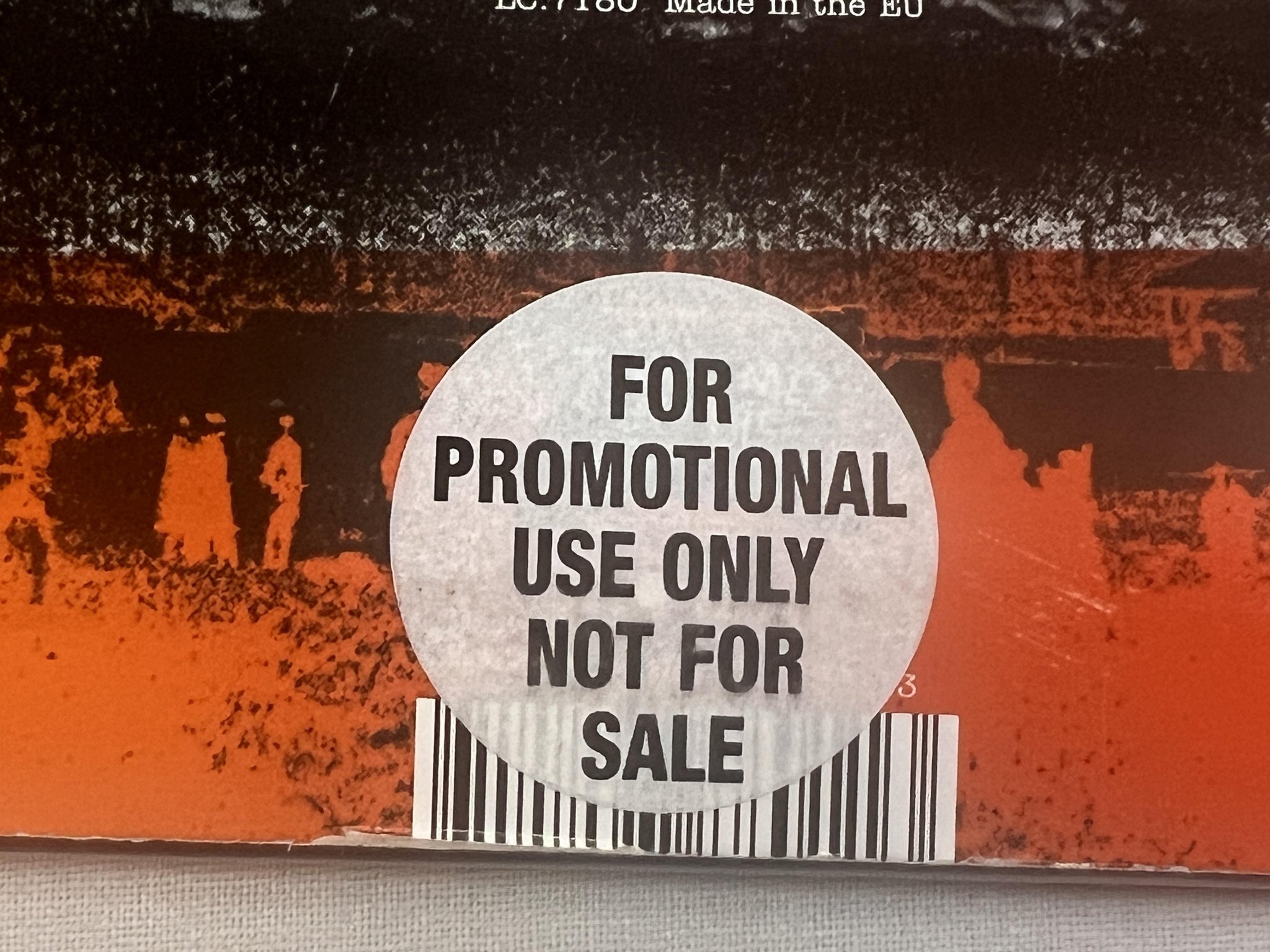 Omslagsbild för skivan THE PRODIGY Invaders Must Die 2xLP 2009 UK HOSPLP001