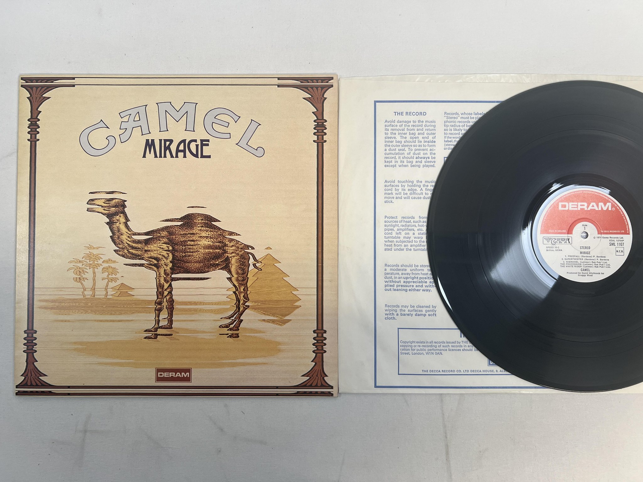 Omslagsbild för skivan CAMEL mirage LP -74 UK DERAM SML 1107