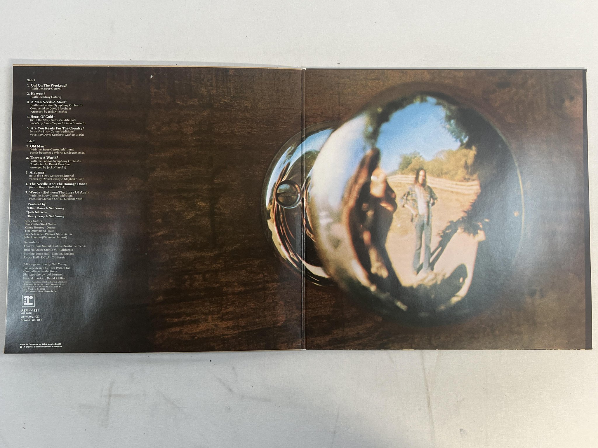Omslagsbild för skivan NEIL YOUNG harvest LP Ger REPRISE REP 44131 *** CLASSIC ***