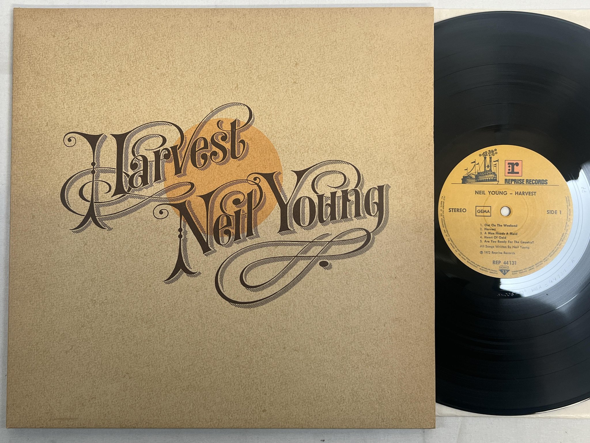 Omslagsbild för skivan NEIL YOUNG harvest LP Ger REPRISE REP 44131 *** CLASSIC ***