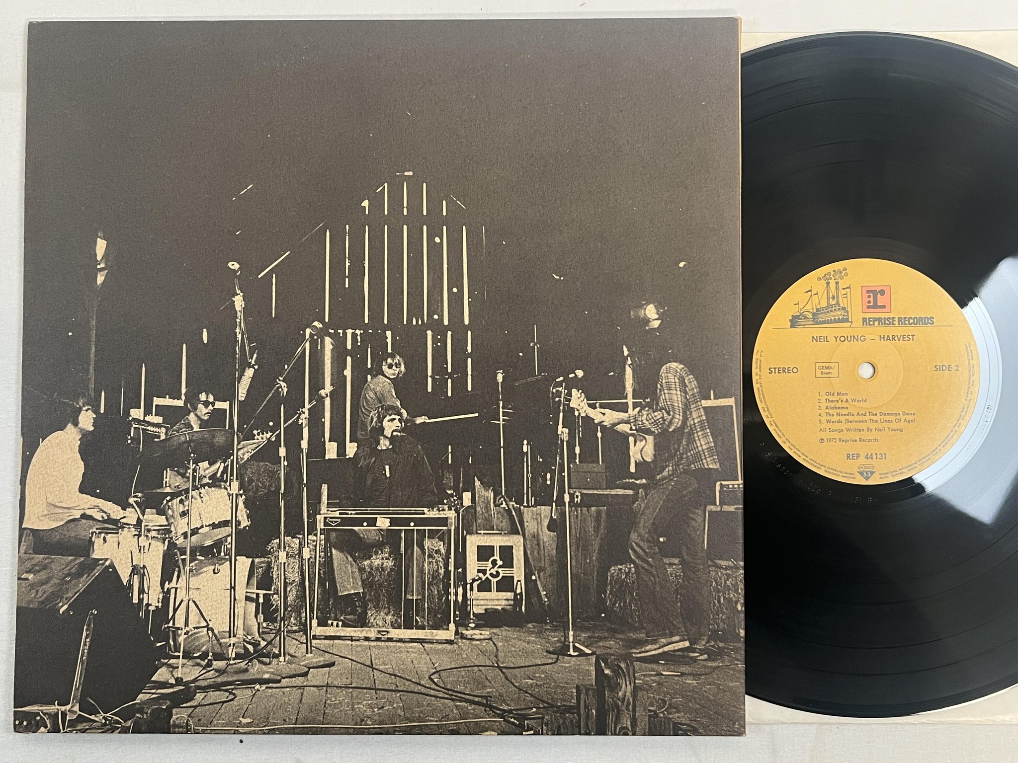 Omslagsbild för skivan NEIL YOUNG harvest LP Ger REPRISE REP 44131 *** CLASSIC ***