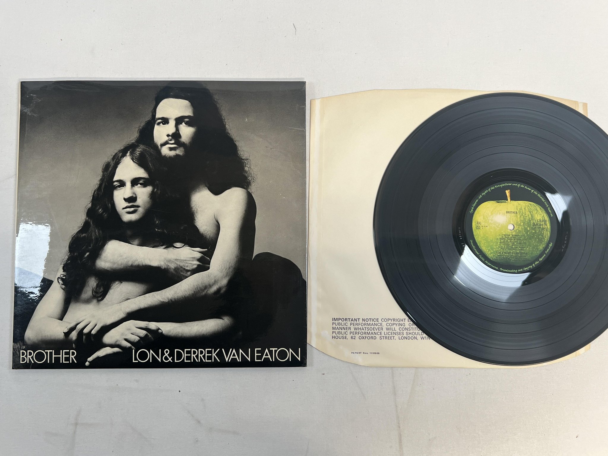 Omslagsbild för skivan LON & DERREK VAN EATON brother LP -73 UK APPLE SAPCOR 25 * w/ zoetrope insert *