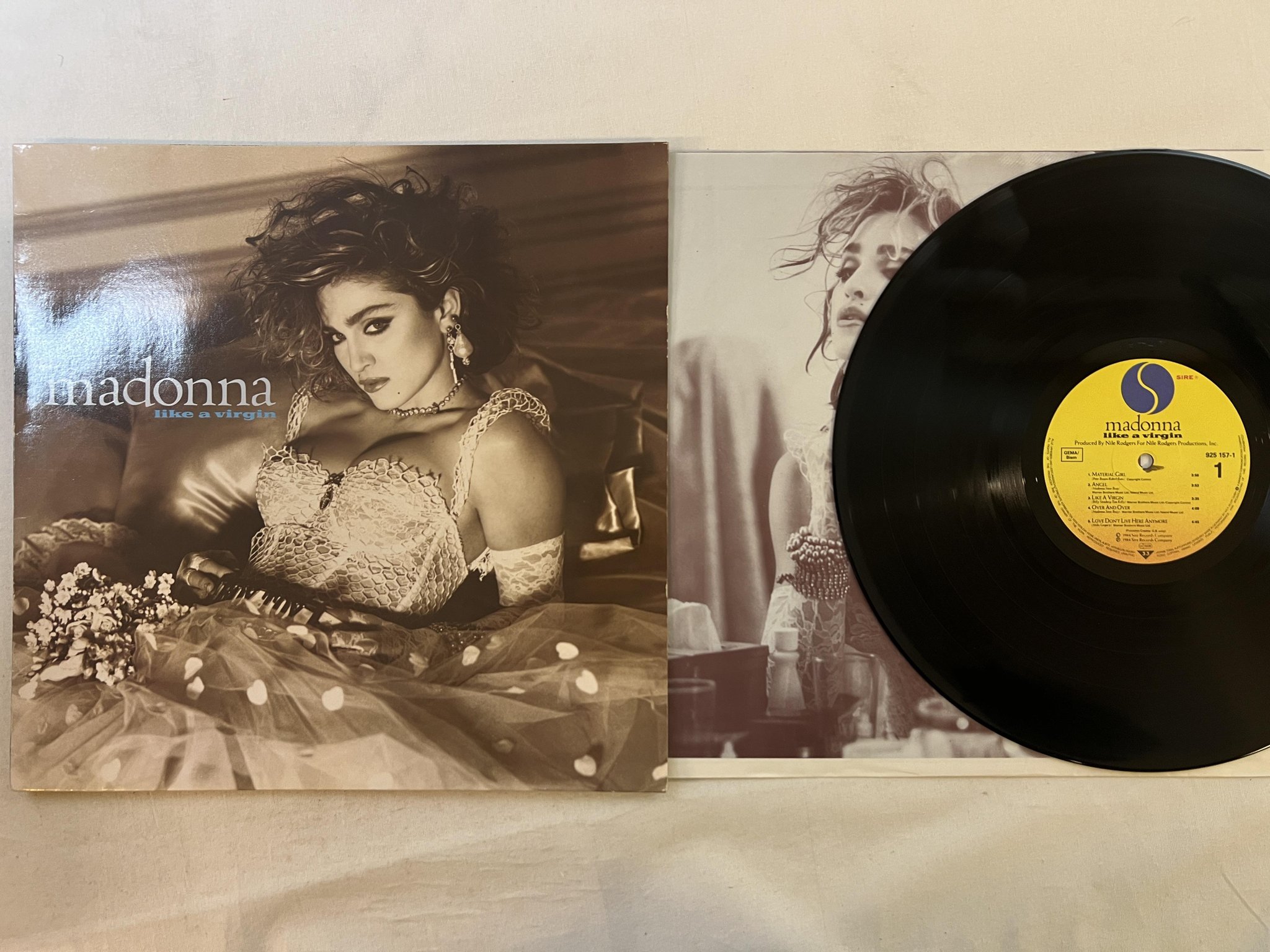 Omslagsbild för skivan MADONNA like a virgin LP -84 Ger SIRE 925 157-1