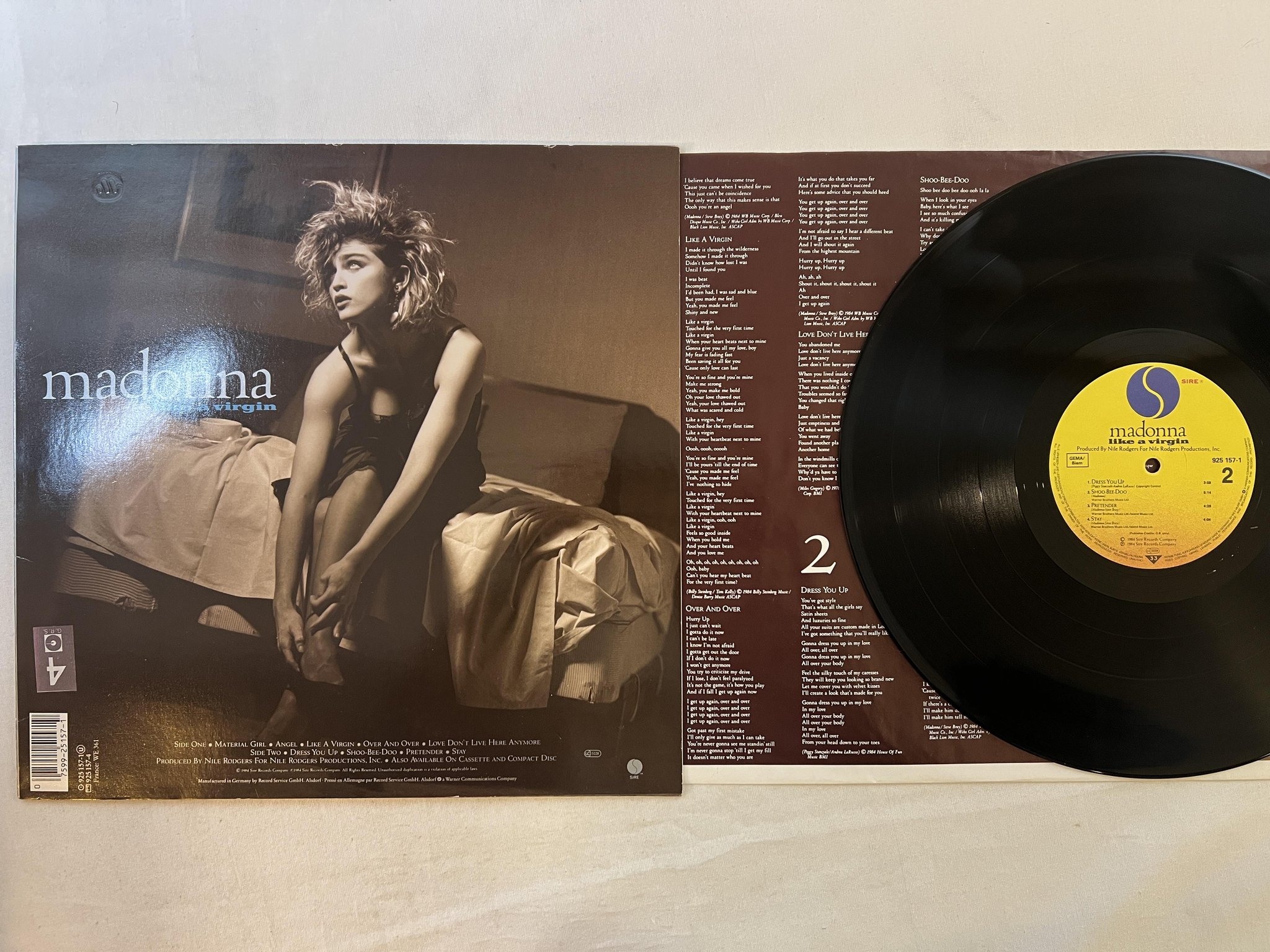 Omslagsbild för skivan MADONNA like a virgin LP -84 Ger SIRE 925 157-1